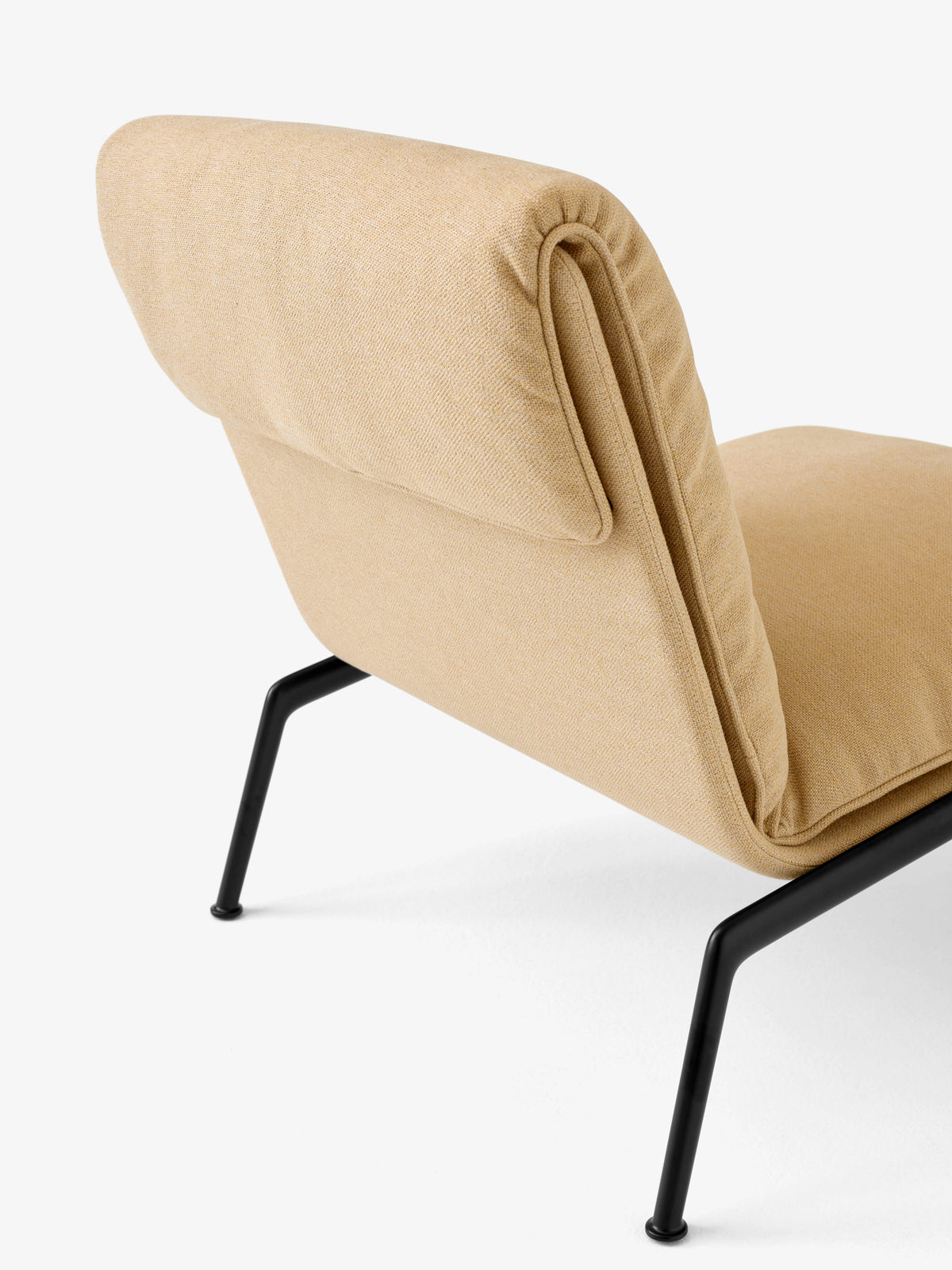 MUNO LN18 upholstered armchair with a black base