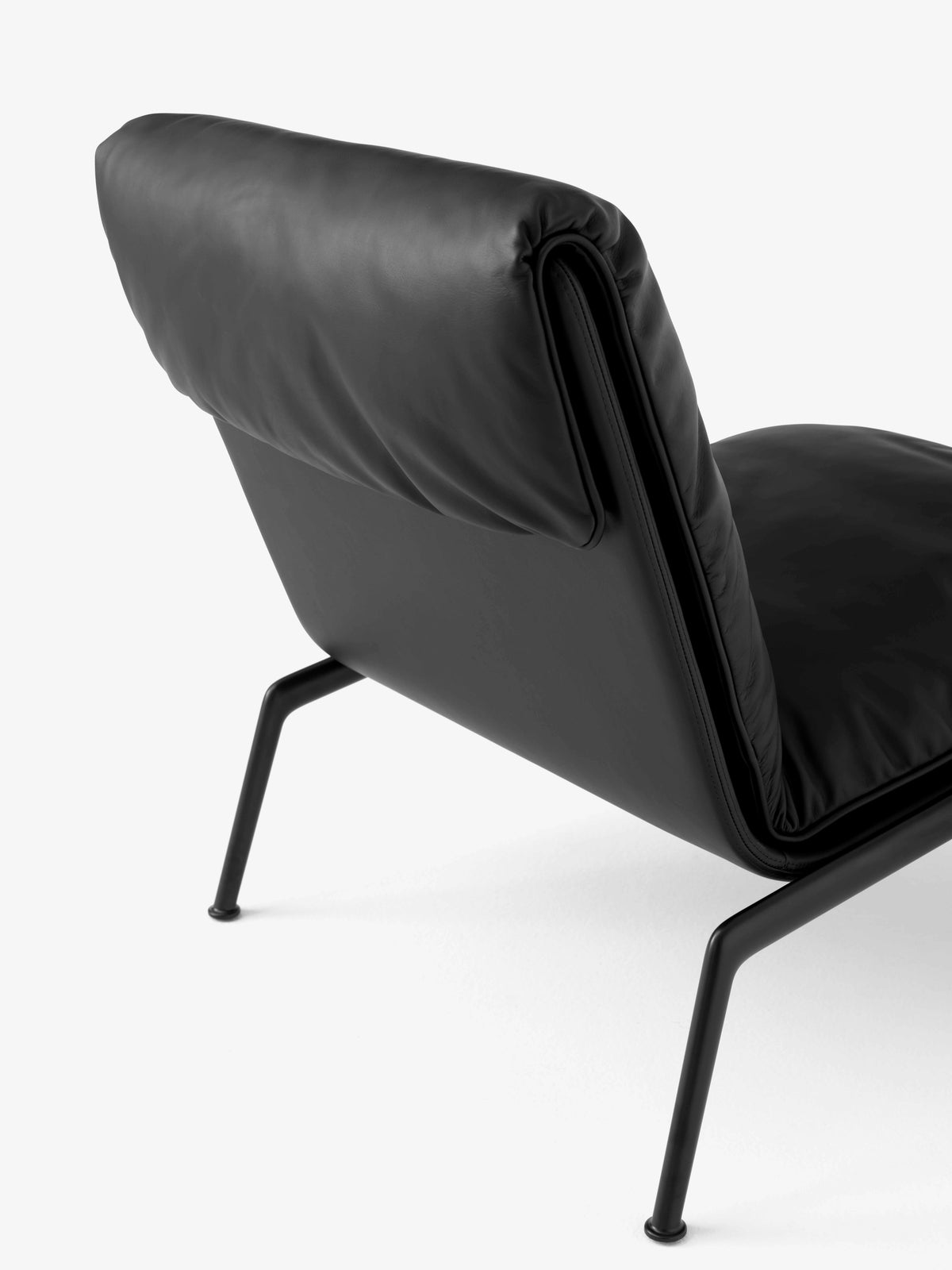 MUNO LN18 upholstered armchair with a black base