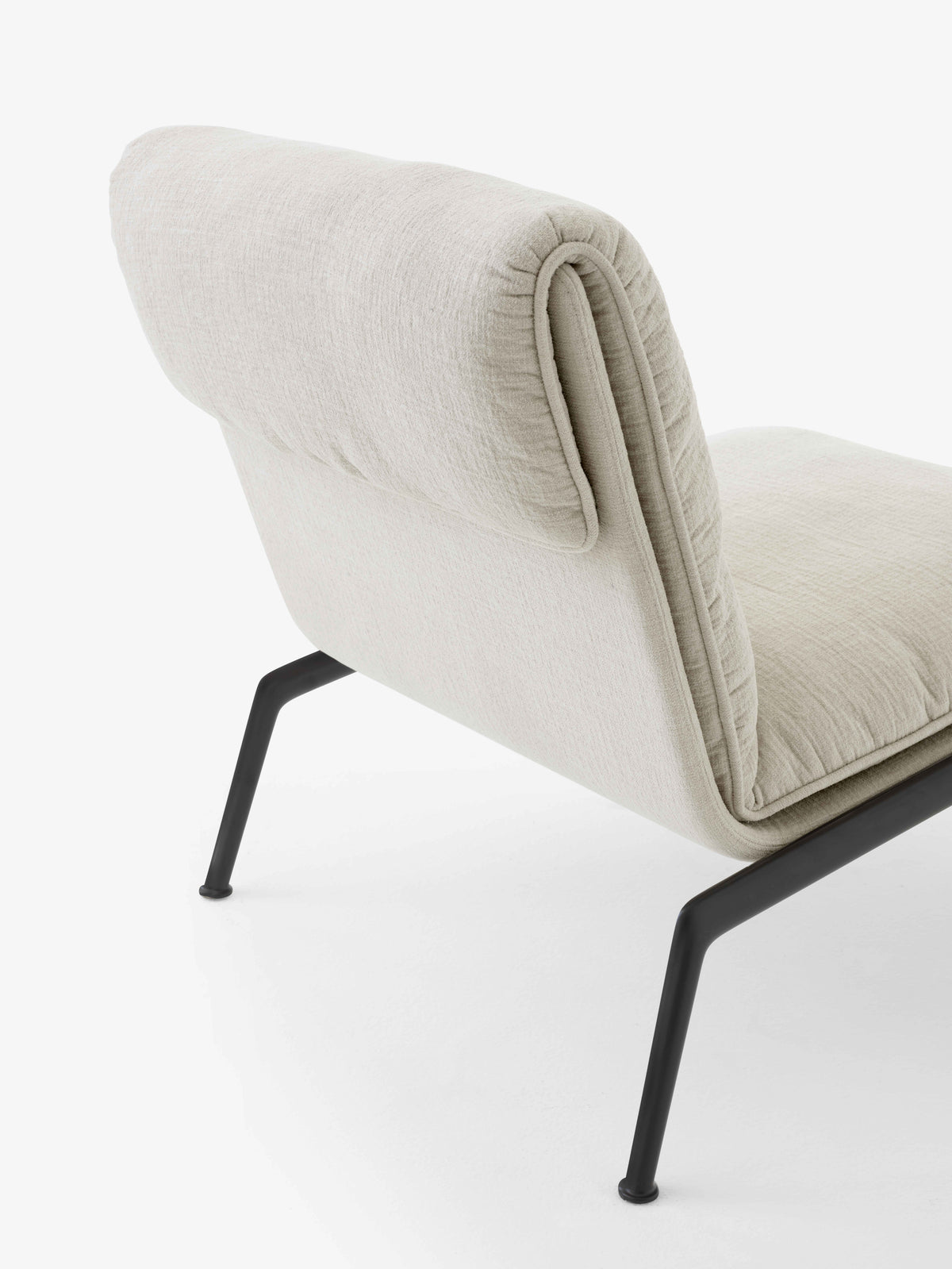 MUNO LN18 upholstered armchair with a black base