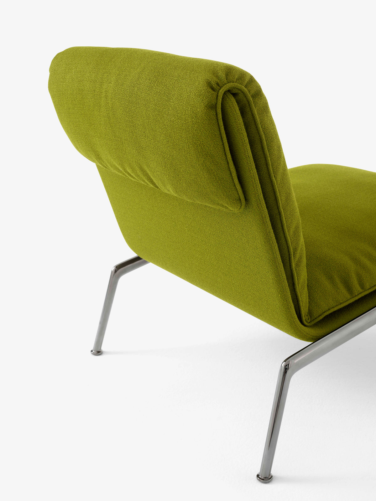 MUNO LN18 upholstered armchair with a dark aluminum base