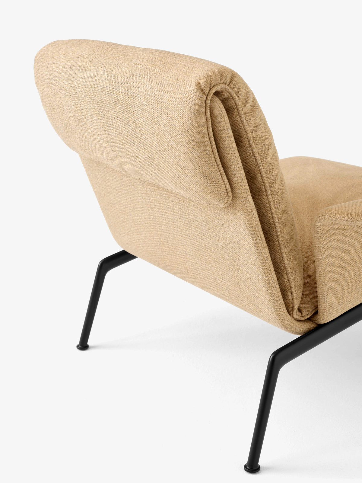MUNO LN19 upholstered armchair with a black base