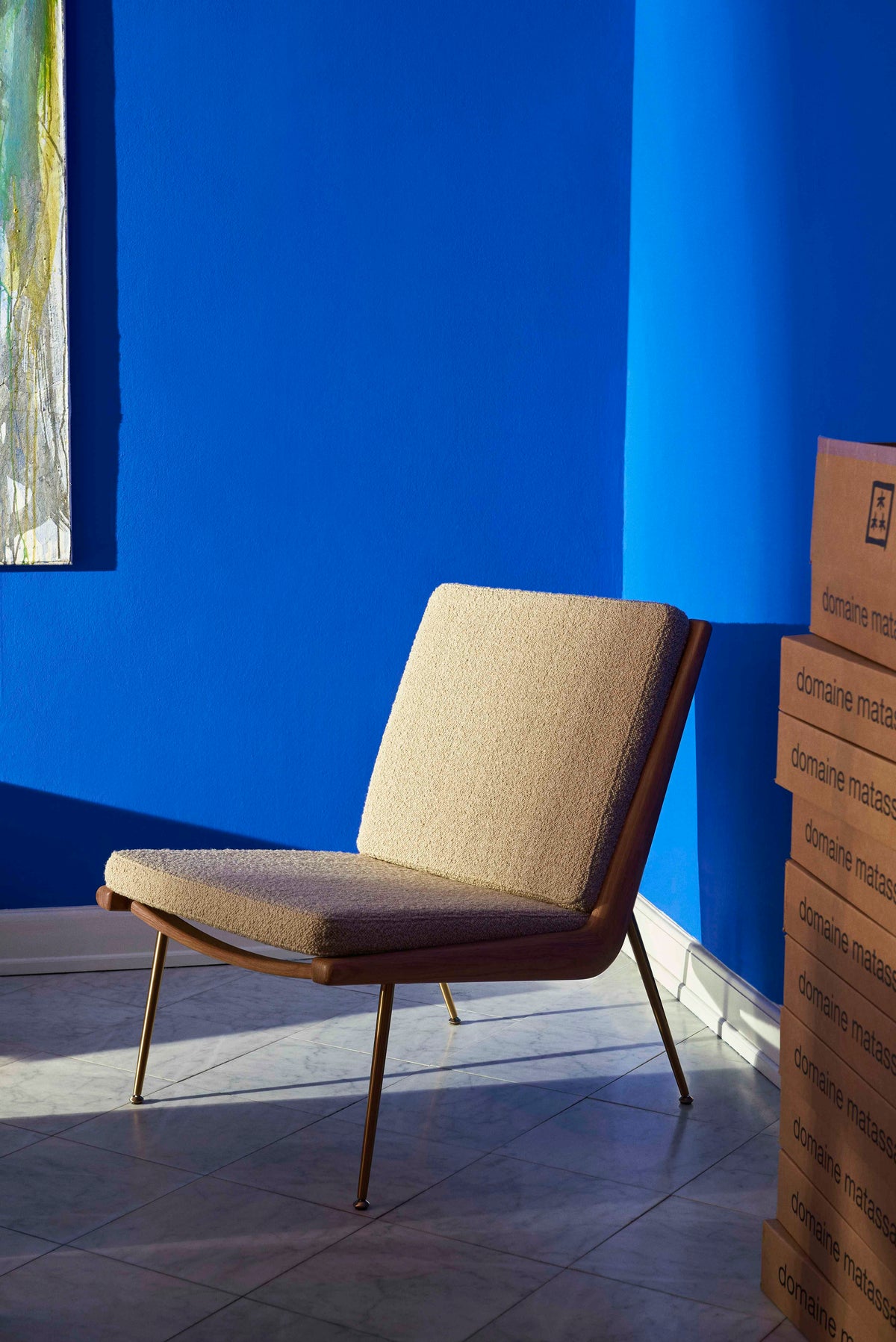 BOOMERANG HM1 Armchair upholstered in walnut with a brass base