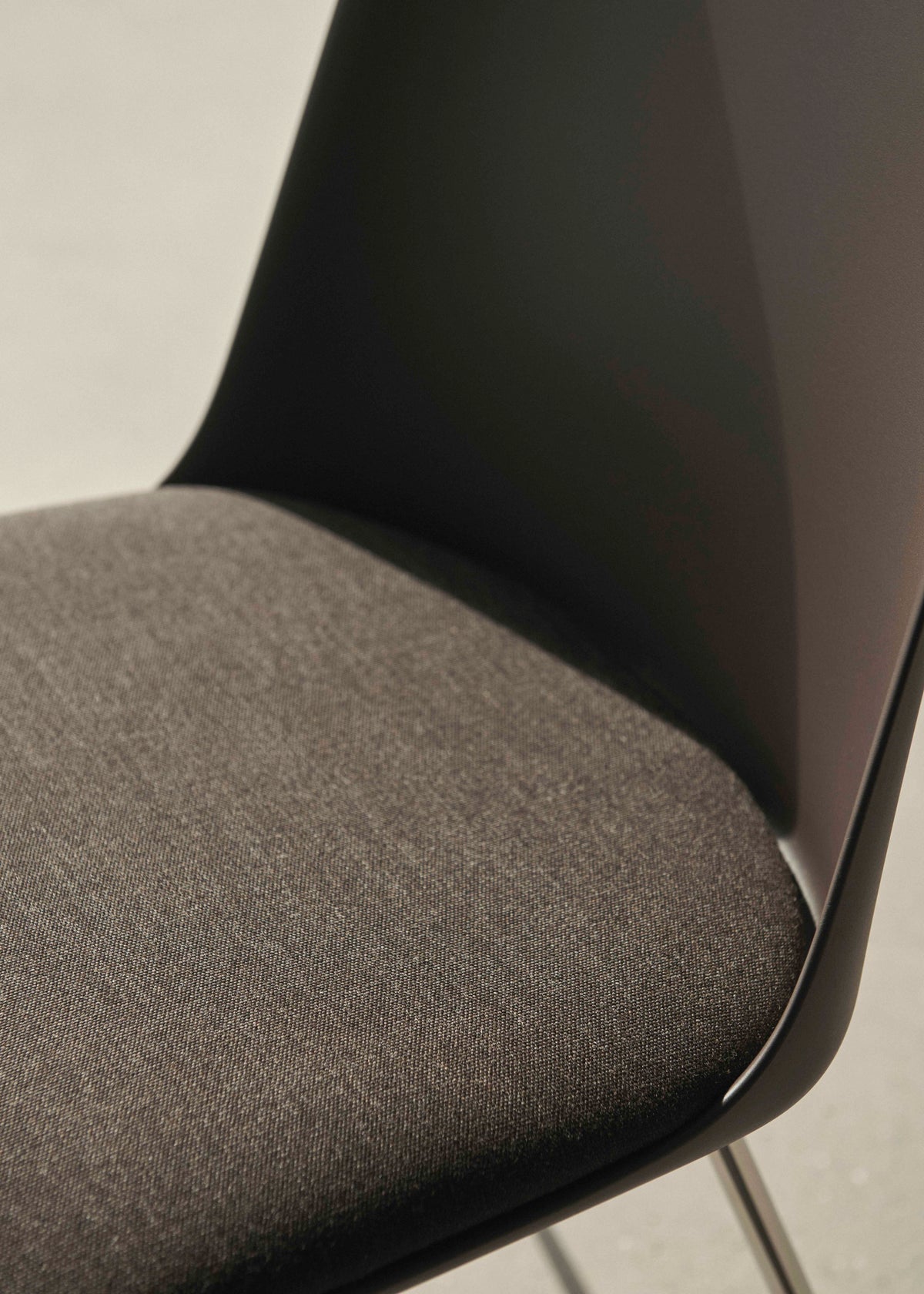 RELY HW9 upholstered chair with a brown base