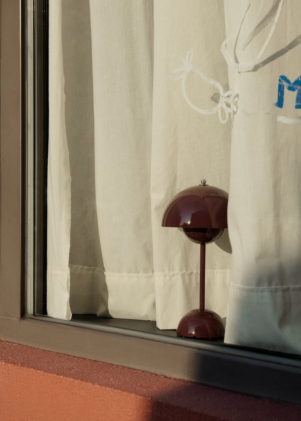 FLOWERPOT VP9 Portable Lamp in Dark Plum