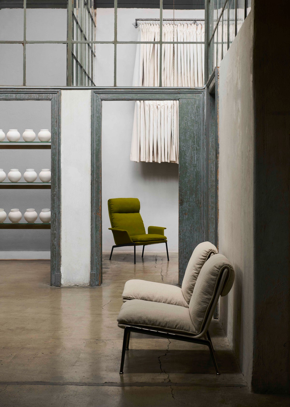 MUNO LN18 upholstered armchair with a black base