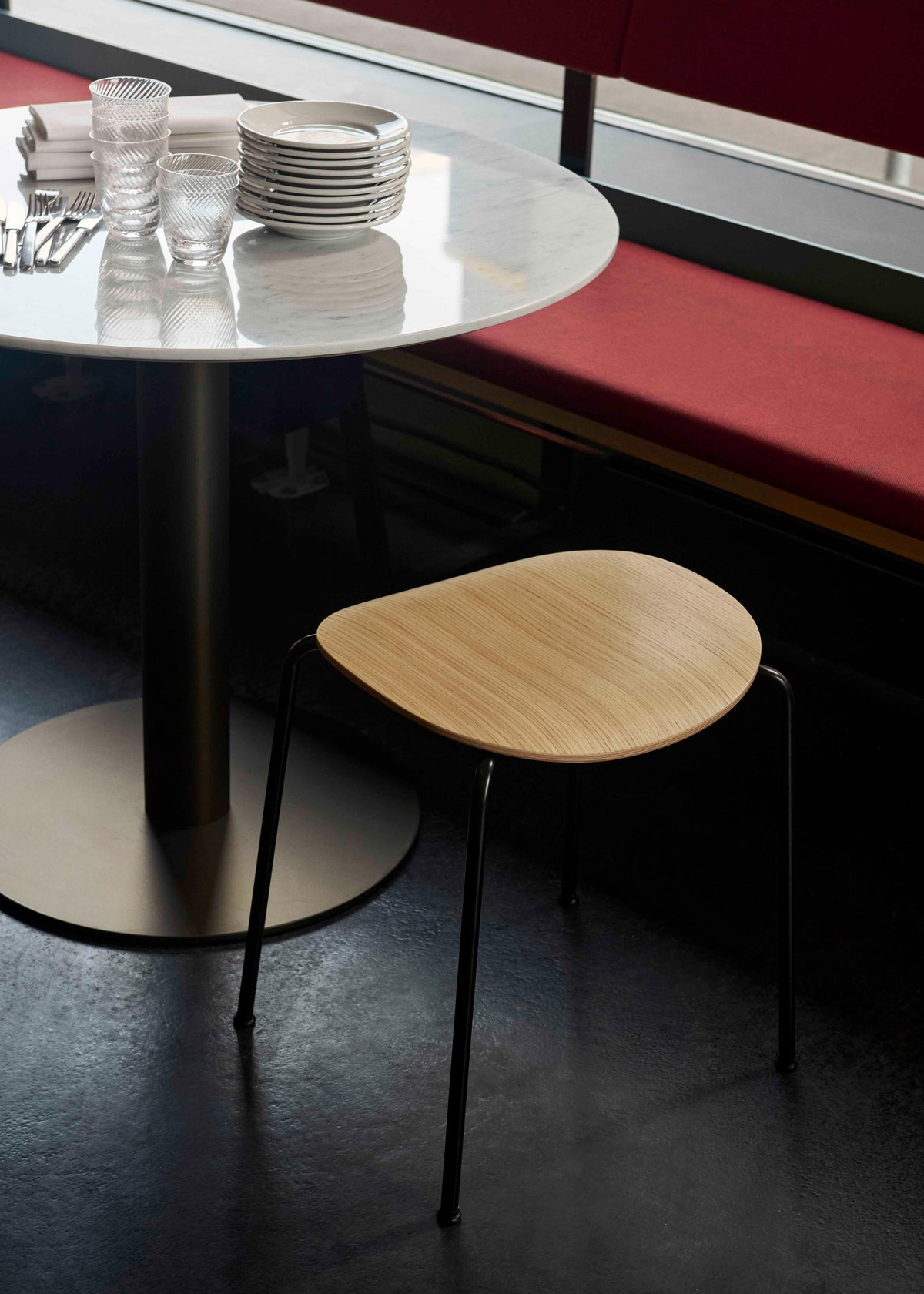 PAVILION AV36 Stool in oak wood with a black steel base