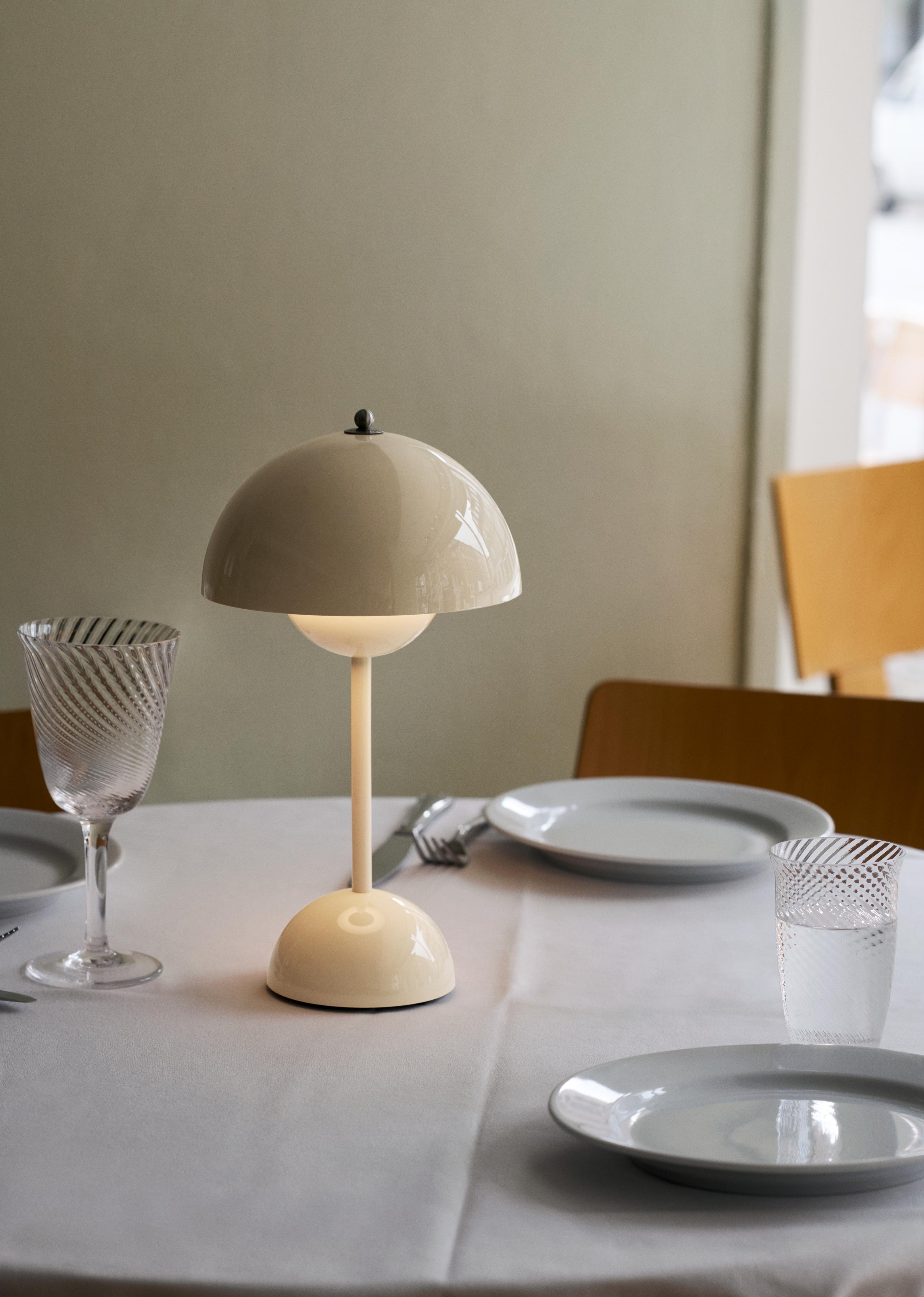 FLOWERPOT VP9 Portable Lamp in Ivory