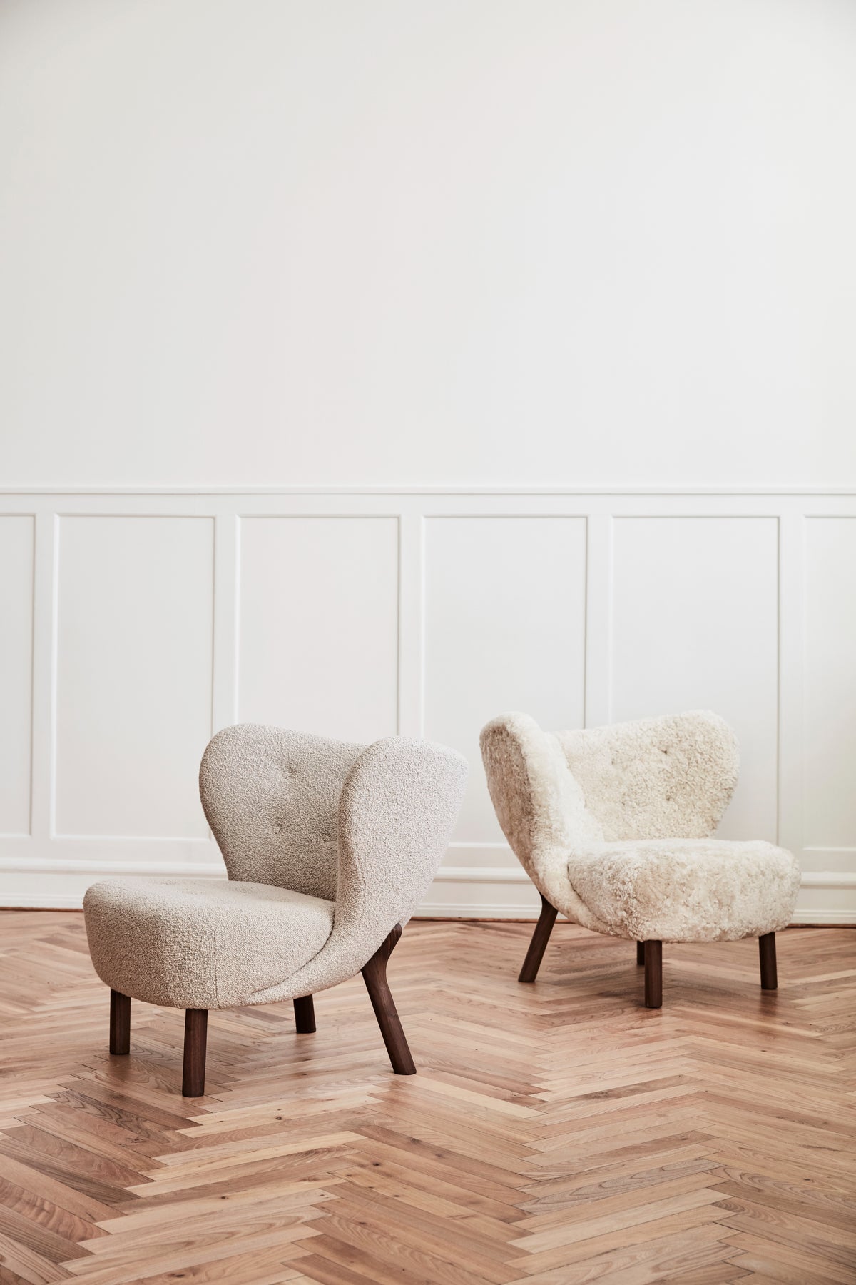 LITTLE PETRA VB1 upholstered armchair with an oak base