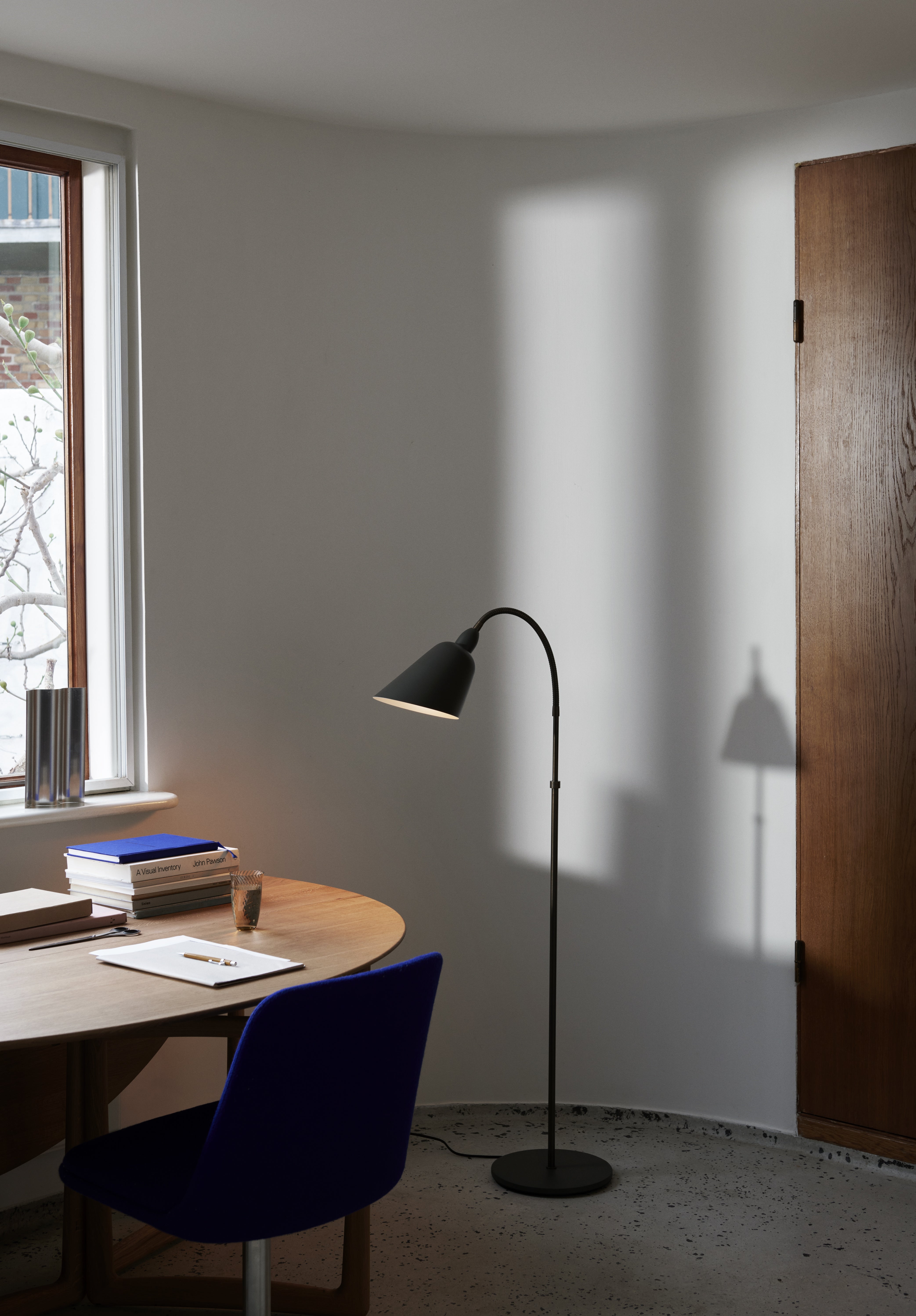 BELLEVUE AJ7 floor lamp in white with brown brass base