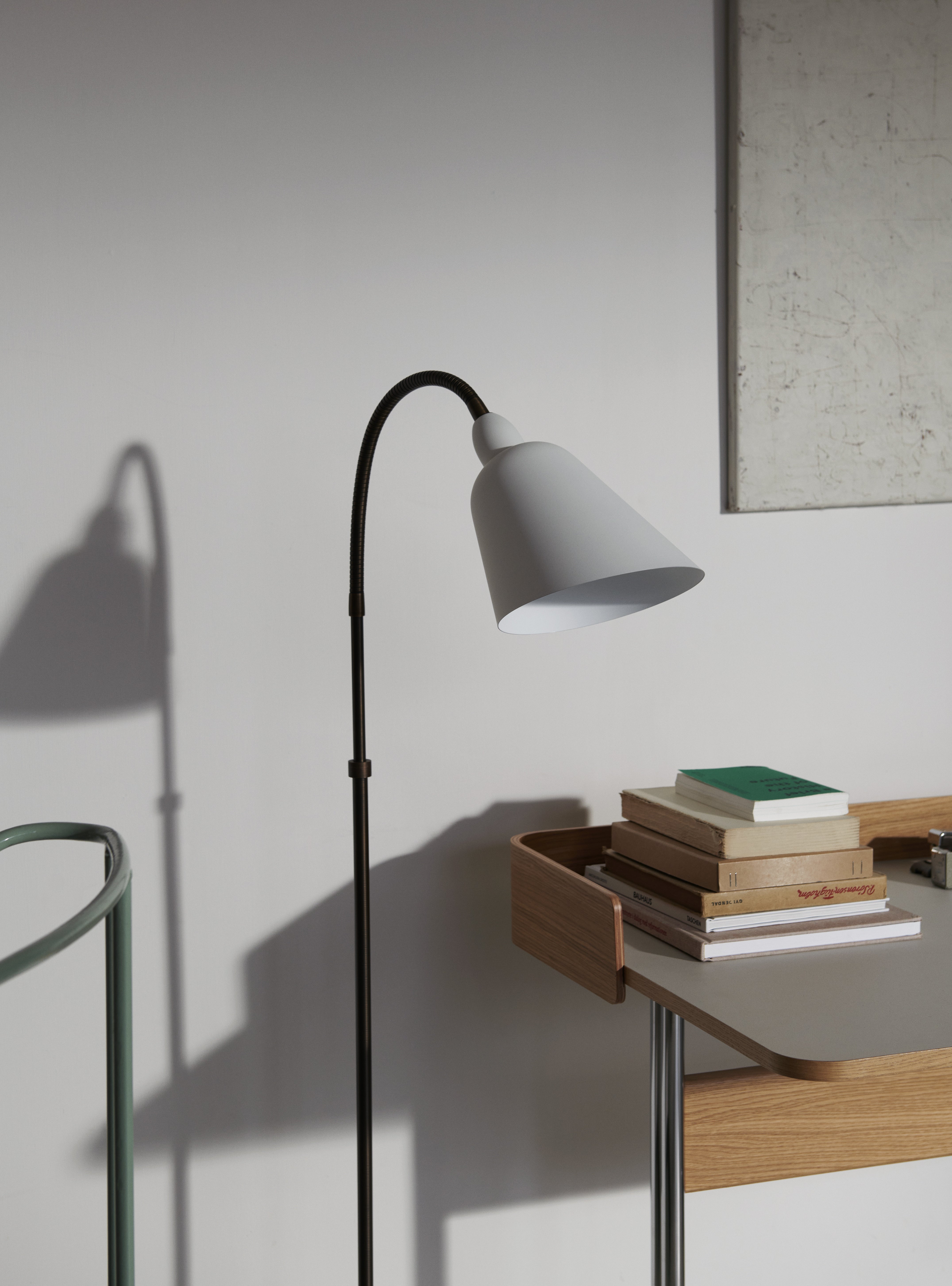 BELLEVUE AJ7 floor lamp in white with brown brass base