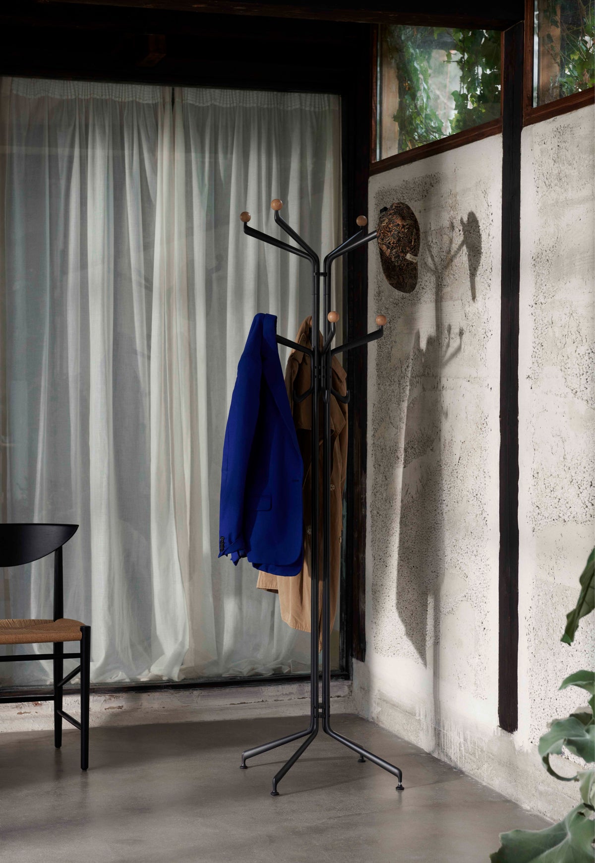 CAPTURE SC77 Freestanding Coat Rack in Graphite with Colorful Finish