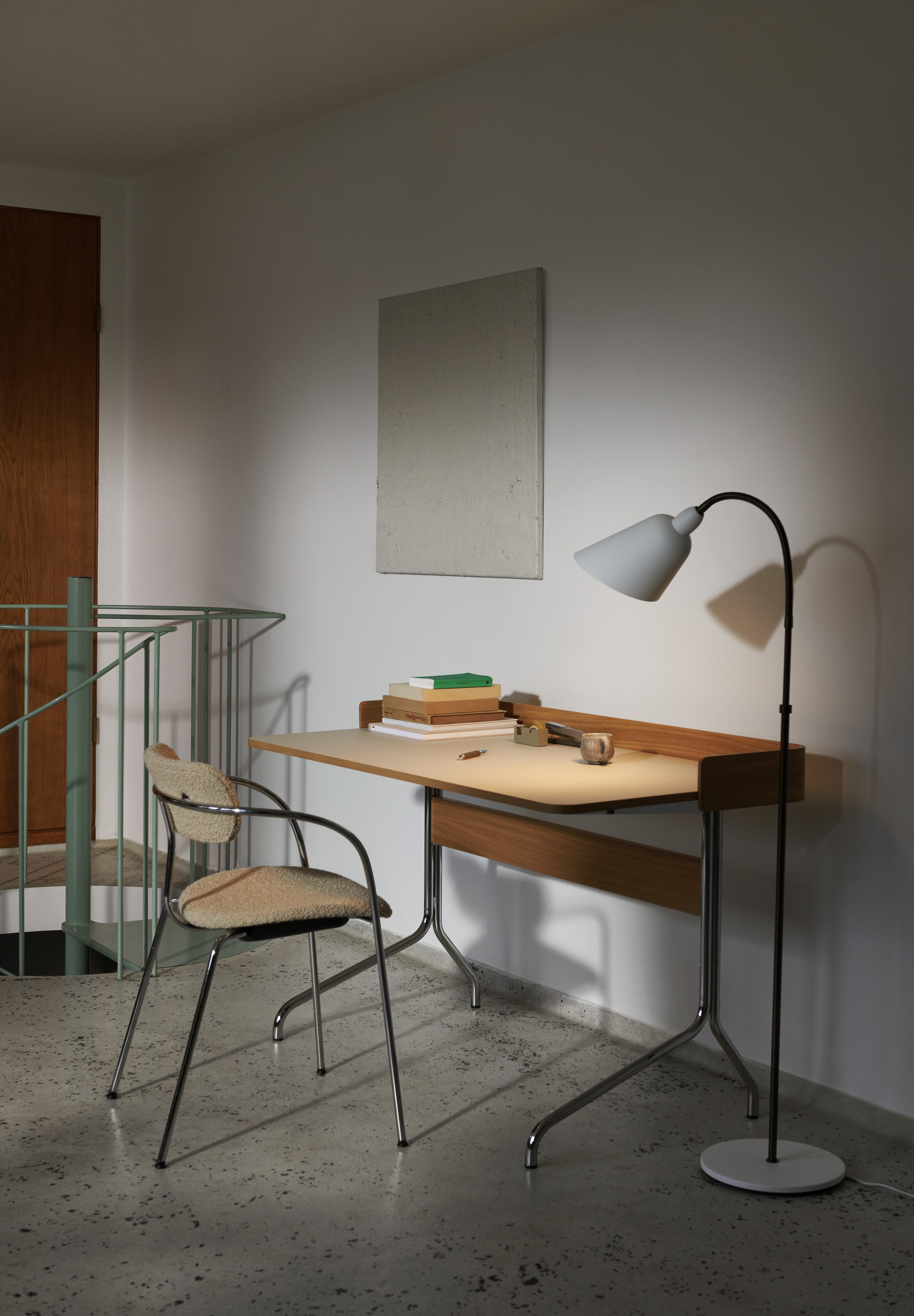 BELLEVUE AJ7 floor lamp in white with brown brass base