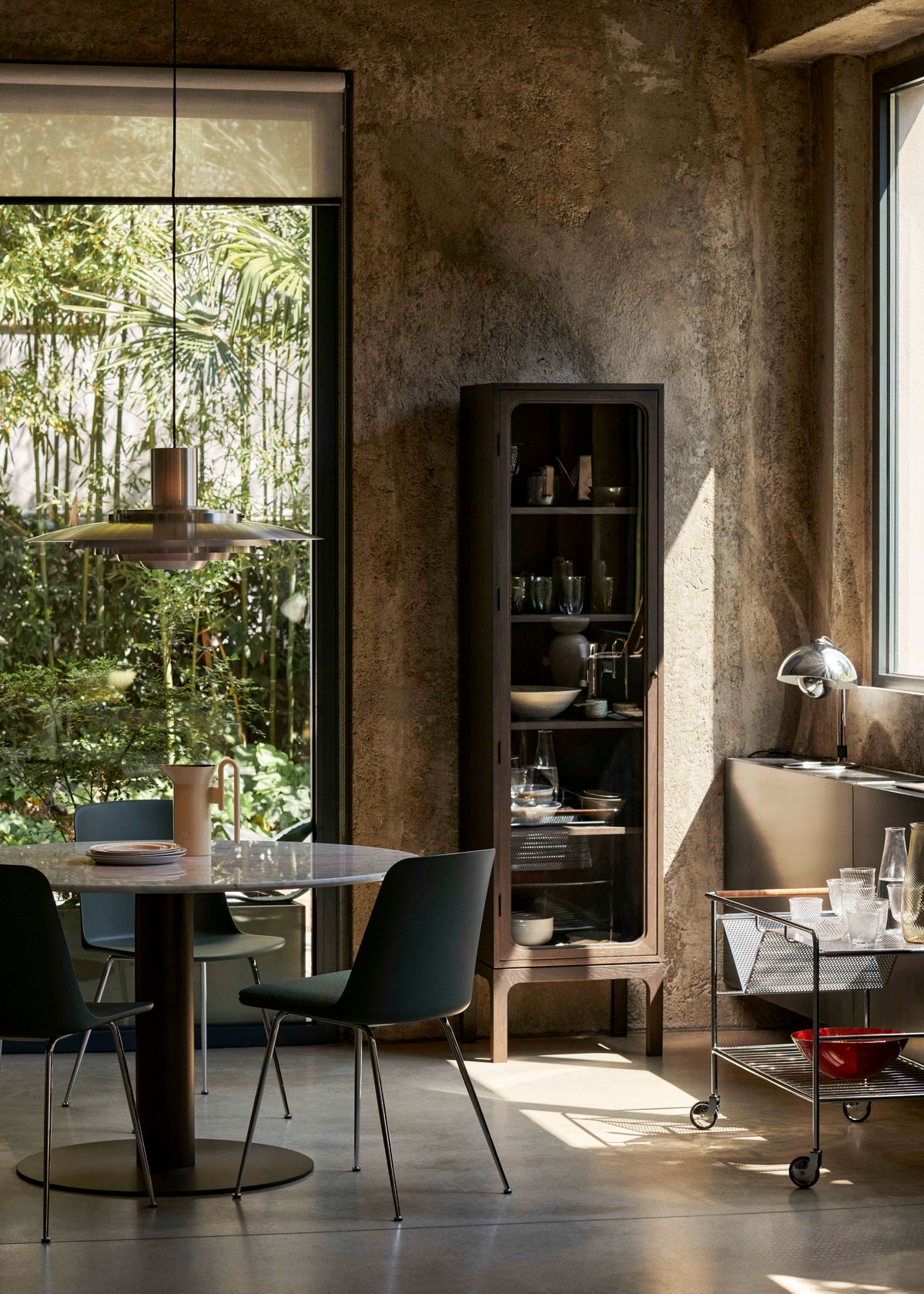 TRACE SC87 Display Cabinet dark lacquered oak