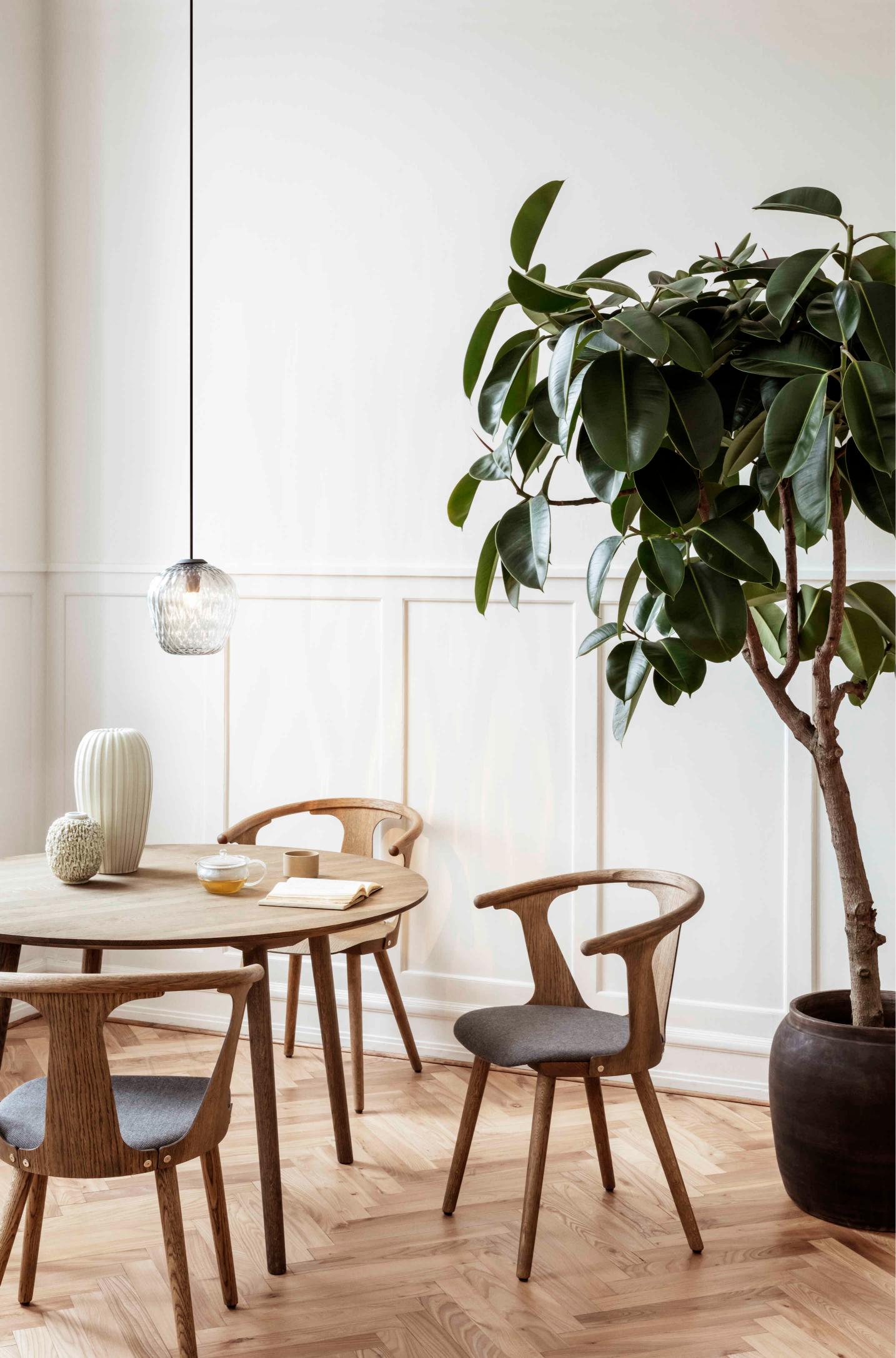 IN BETWEEN Round Table Smoked Oiled Oak