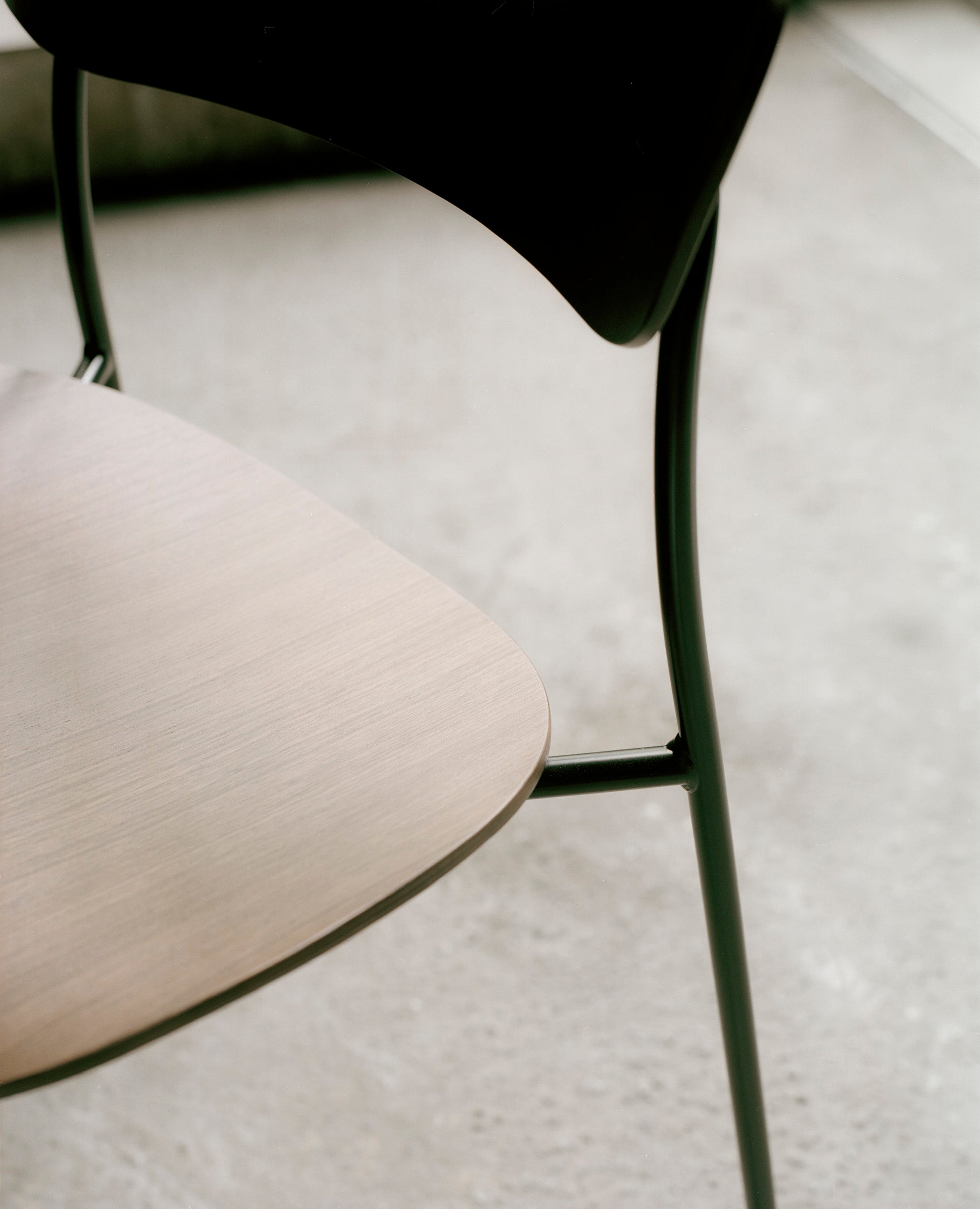PAVILION AV1 Chair in Black Lacquered Oak with Black Base