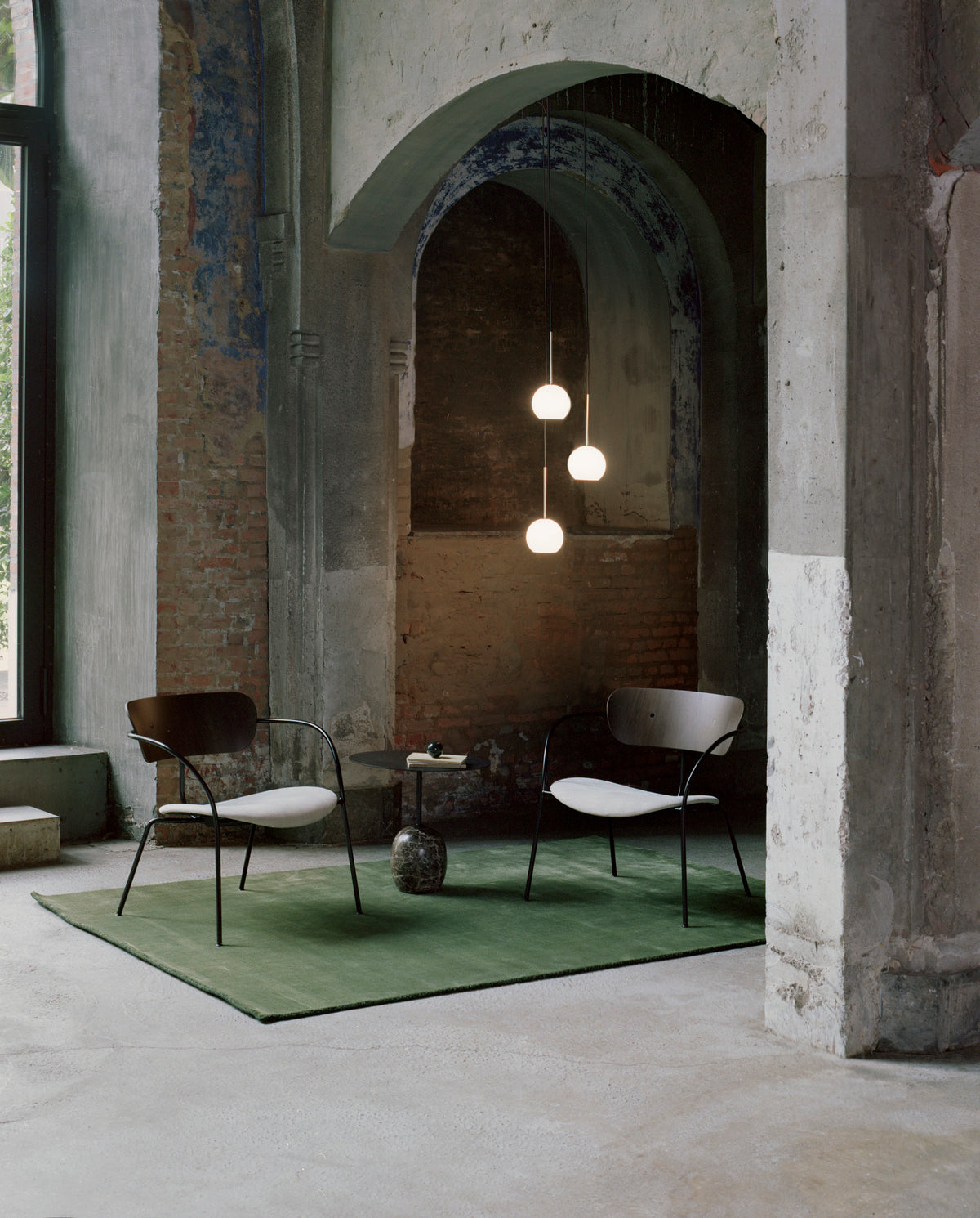 PAVILION AV11 Armchair with Armrests Upholstered with Black Base