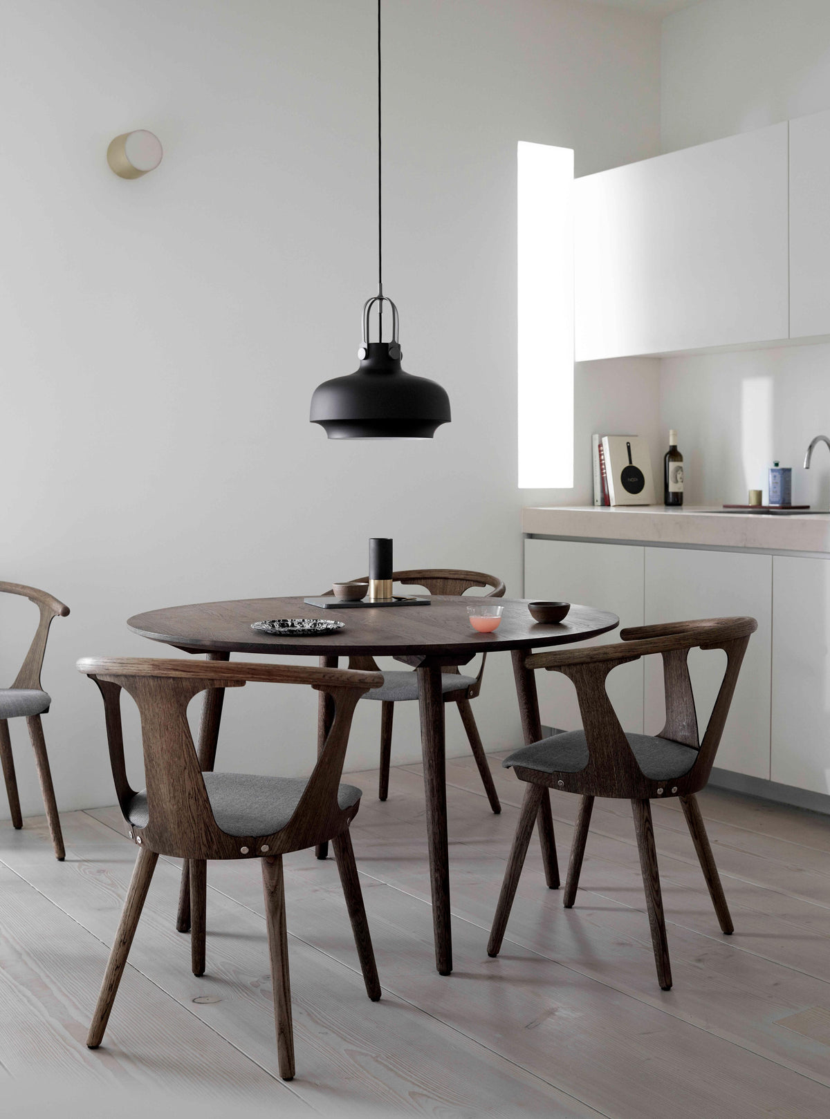 IN BETWEEN Round Table Smoked Oiled Oak