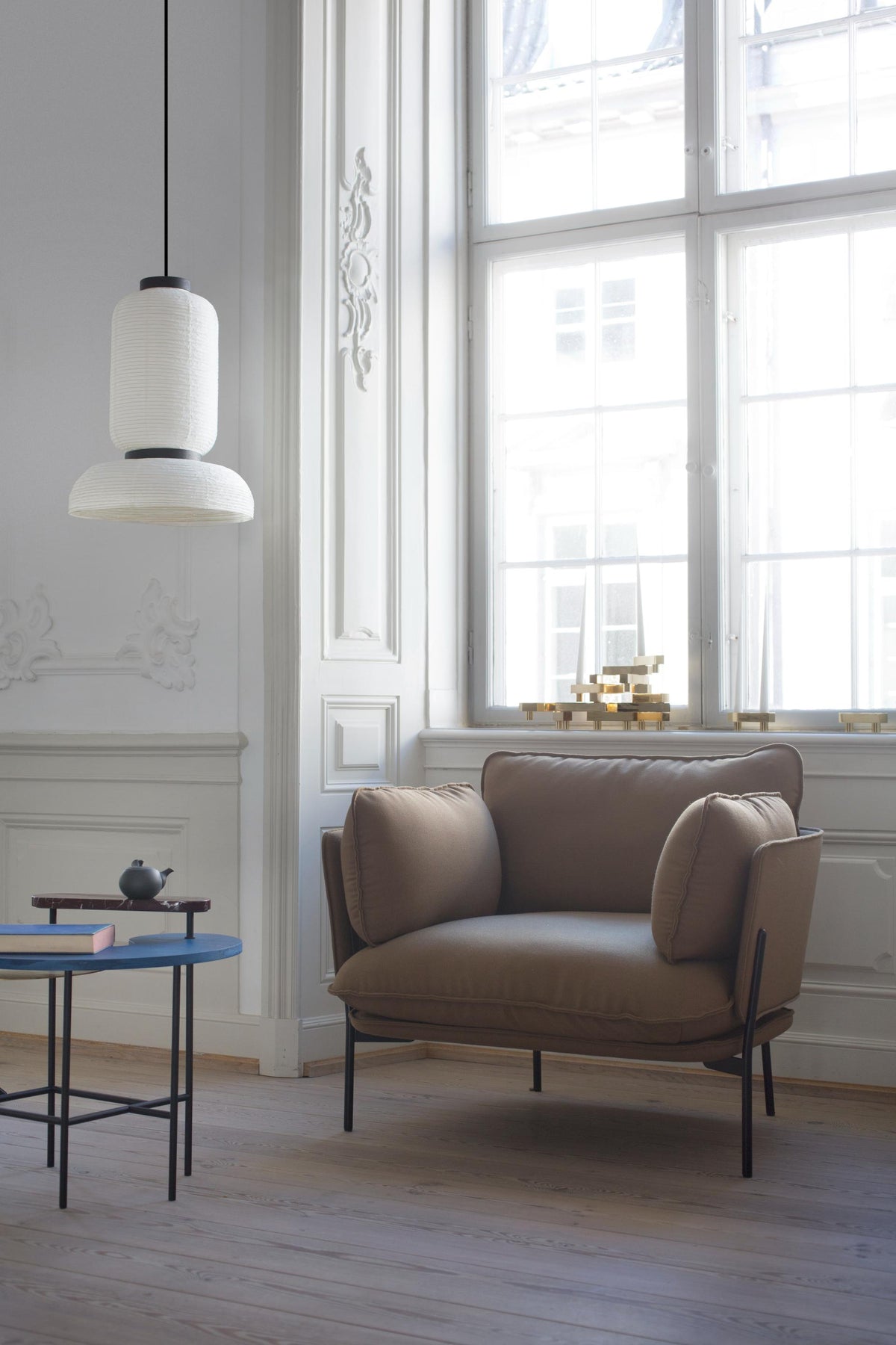 FORMAKAMI JH3 pendant lamp with a white paper shade and black oak finish.
