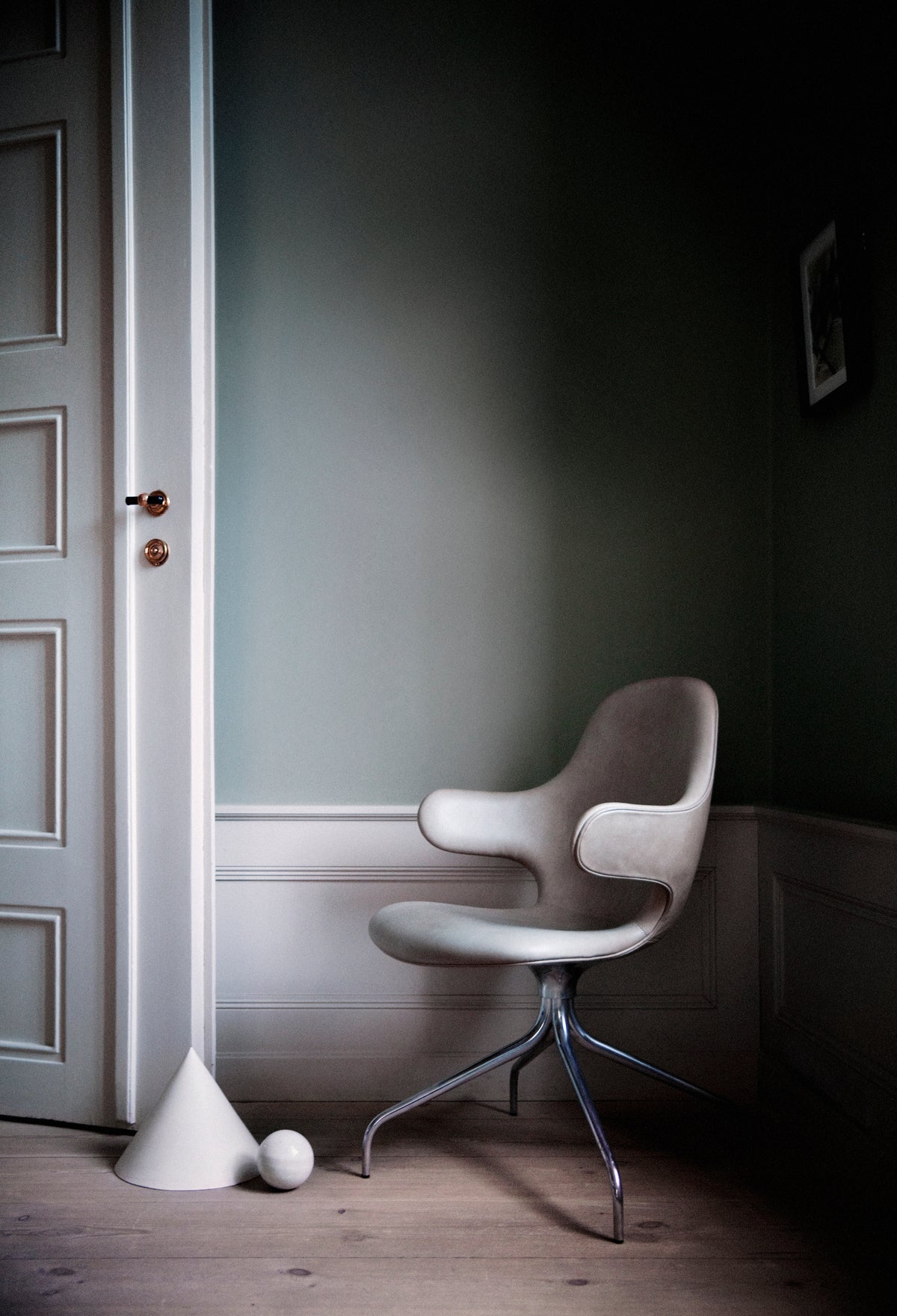CATCH JH2 upholstered swivel chair with a black aluminum base