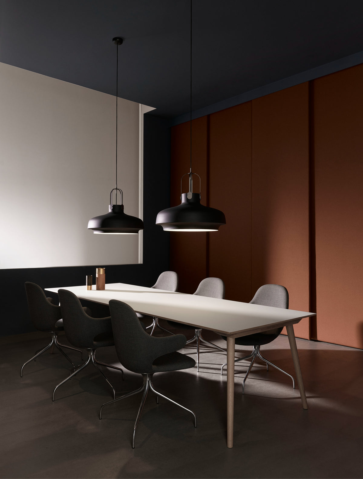 CATCH JH2 upholstered swivel chair with a black aluminum base