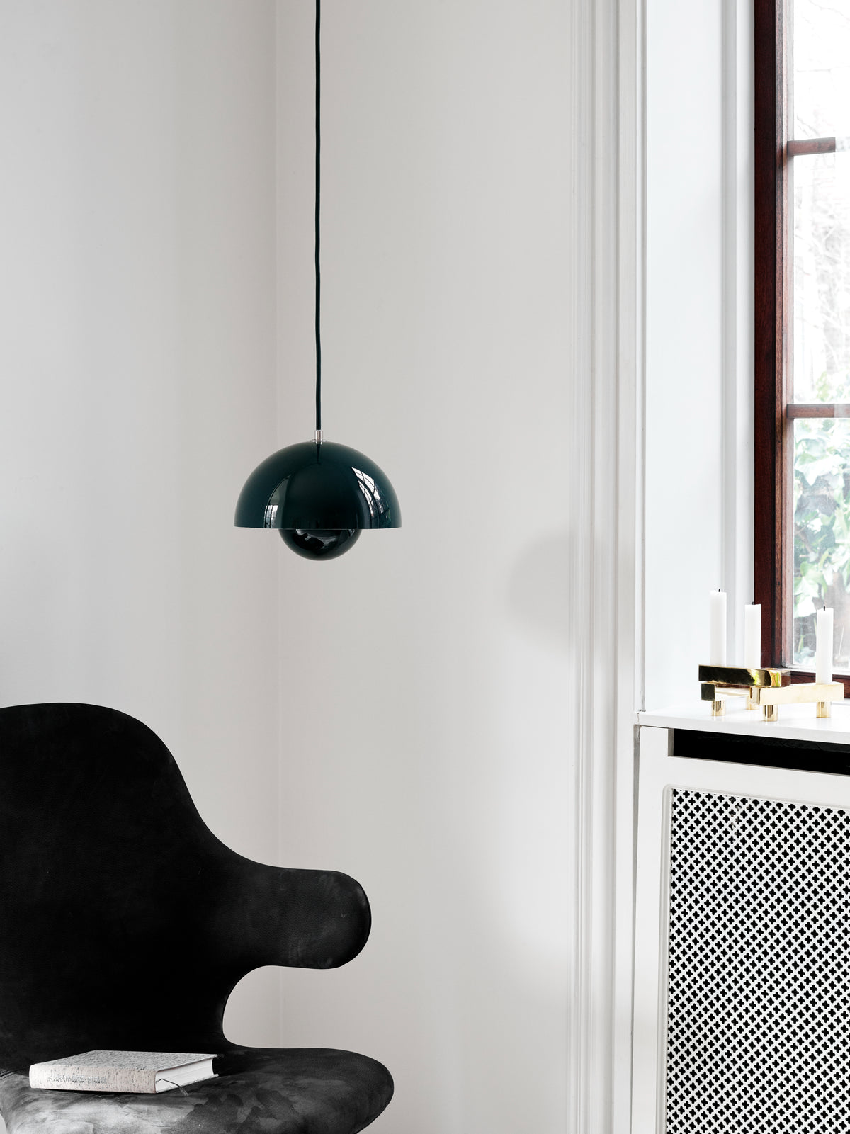 CATCH JH2 upholstered swivel chair with a black aluminum base