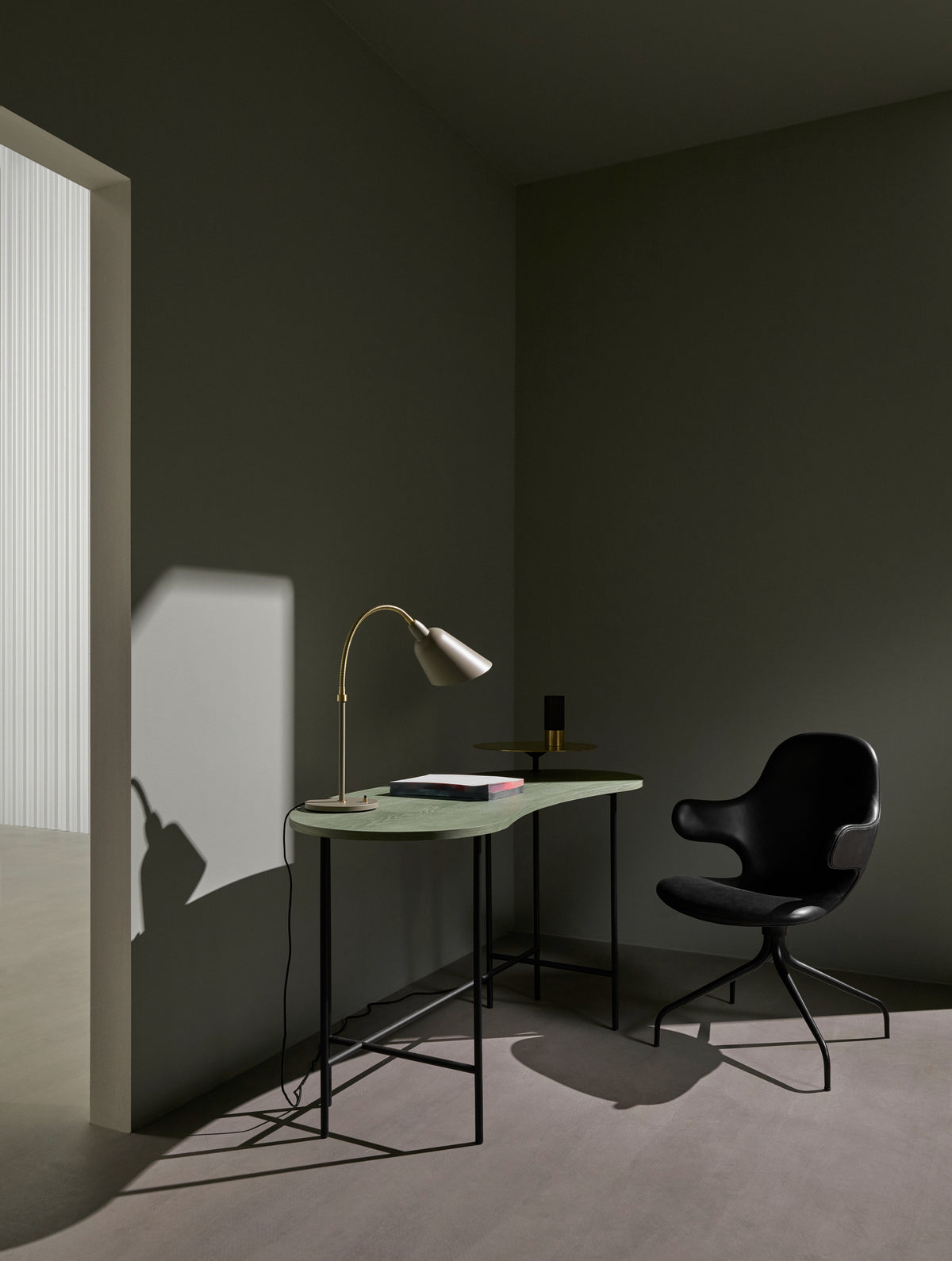 CATCH JH2 upholstered swivel chair with a black aluminum base