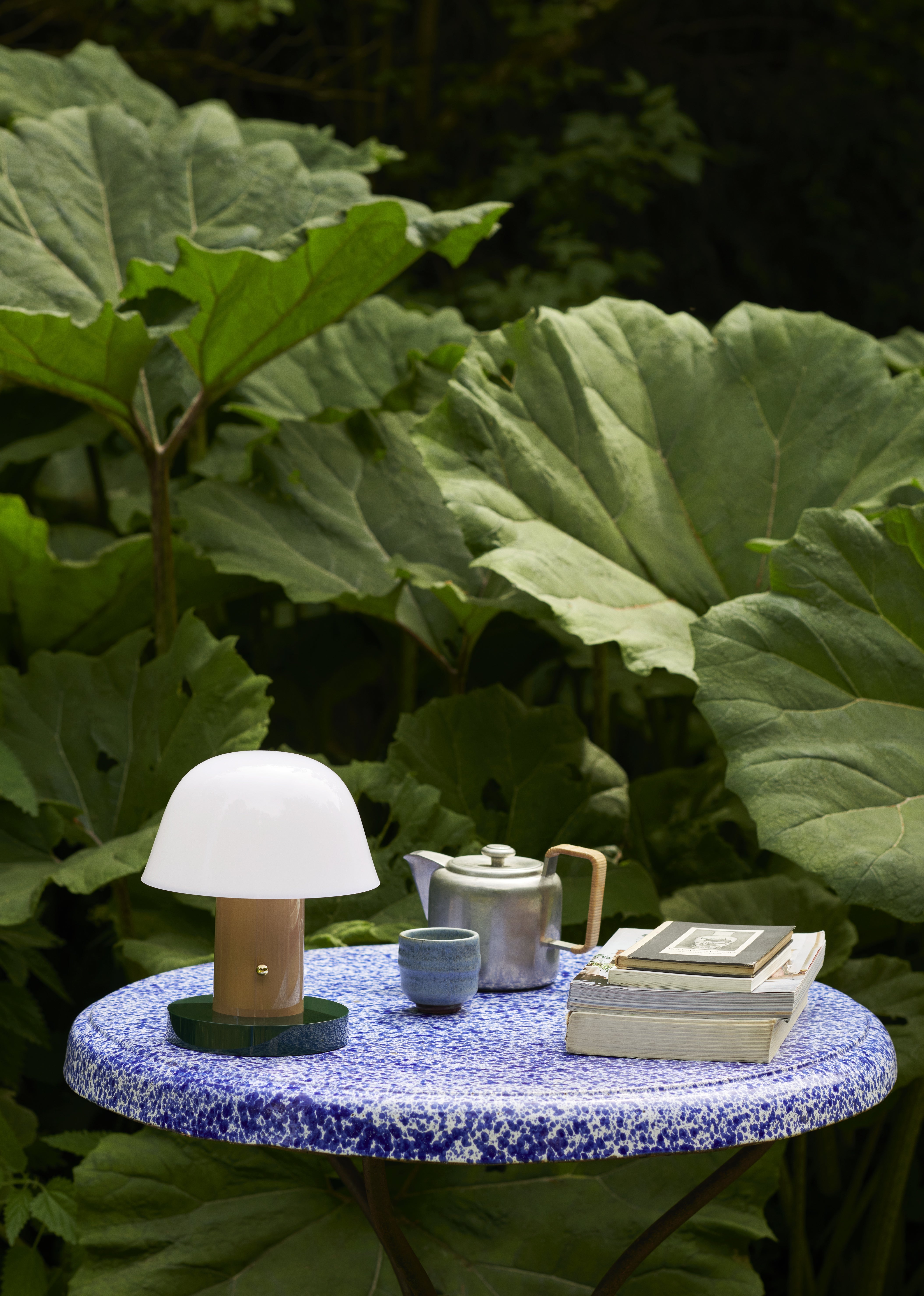 Portable lamp SETAGO JH27 with a cream shade and a beige-green base.