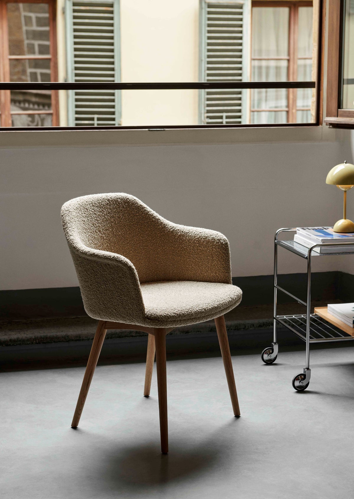 RELY HW79 Armchair upholstered with an oak base