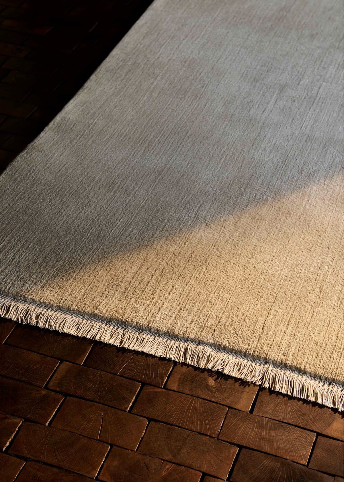 THE MOOR fringed rug in blue