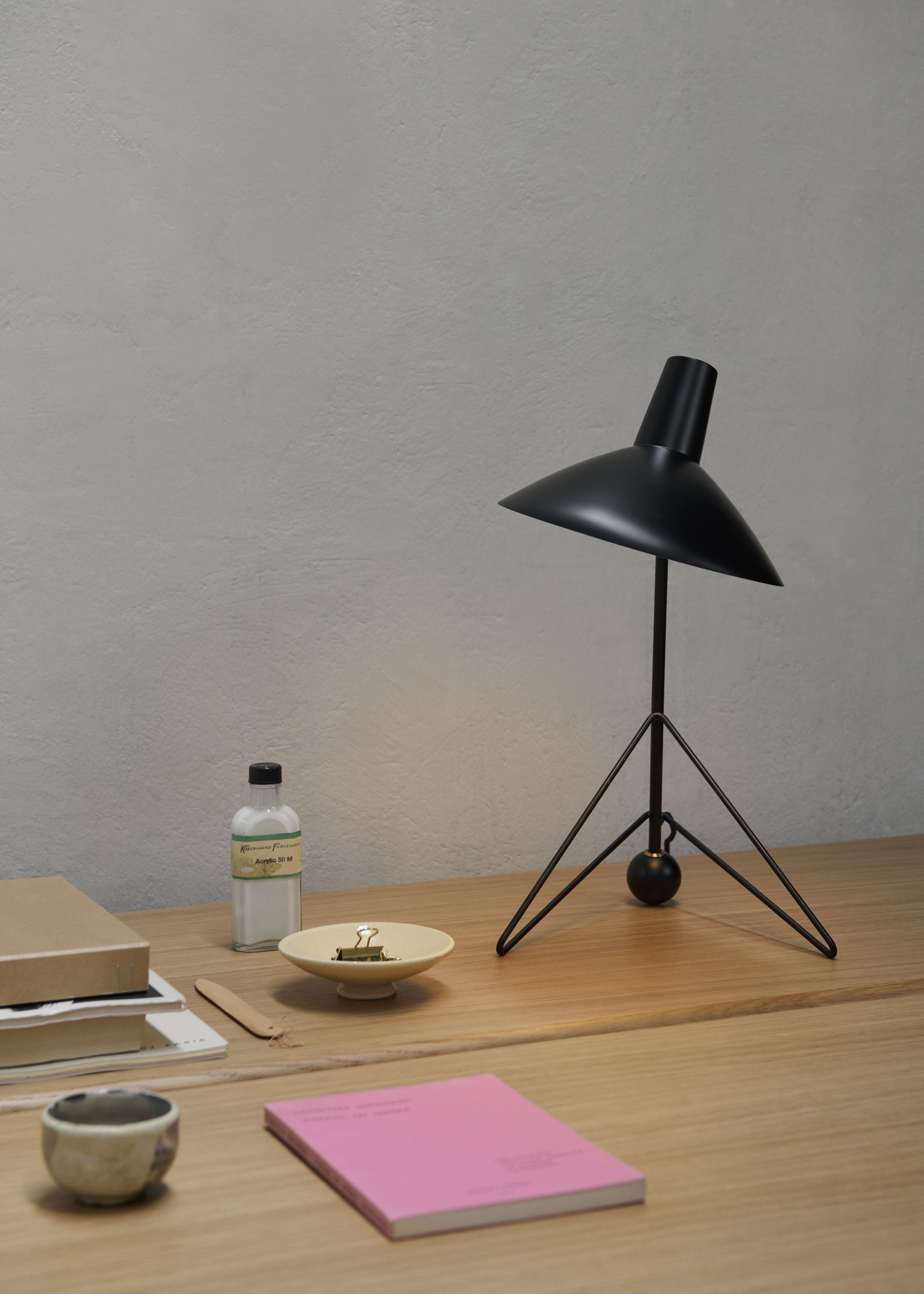 TRIPOD HM9 Black Table Lamp