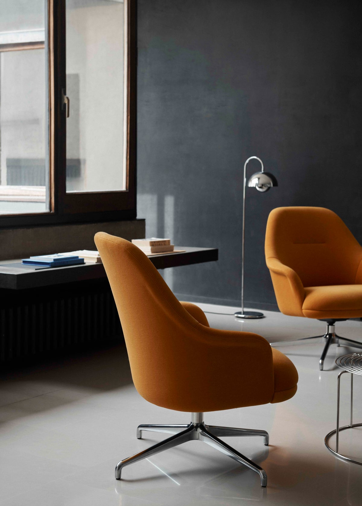 RELY HW139 swivel chair upholstered with an aluminum base