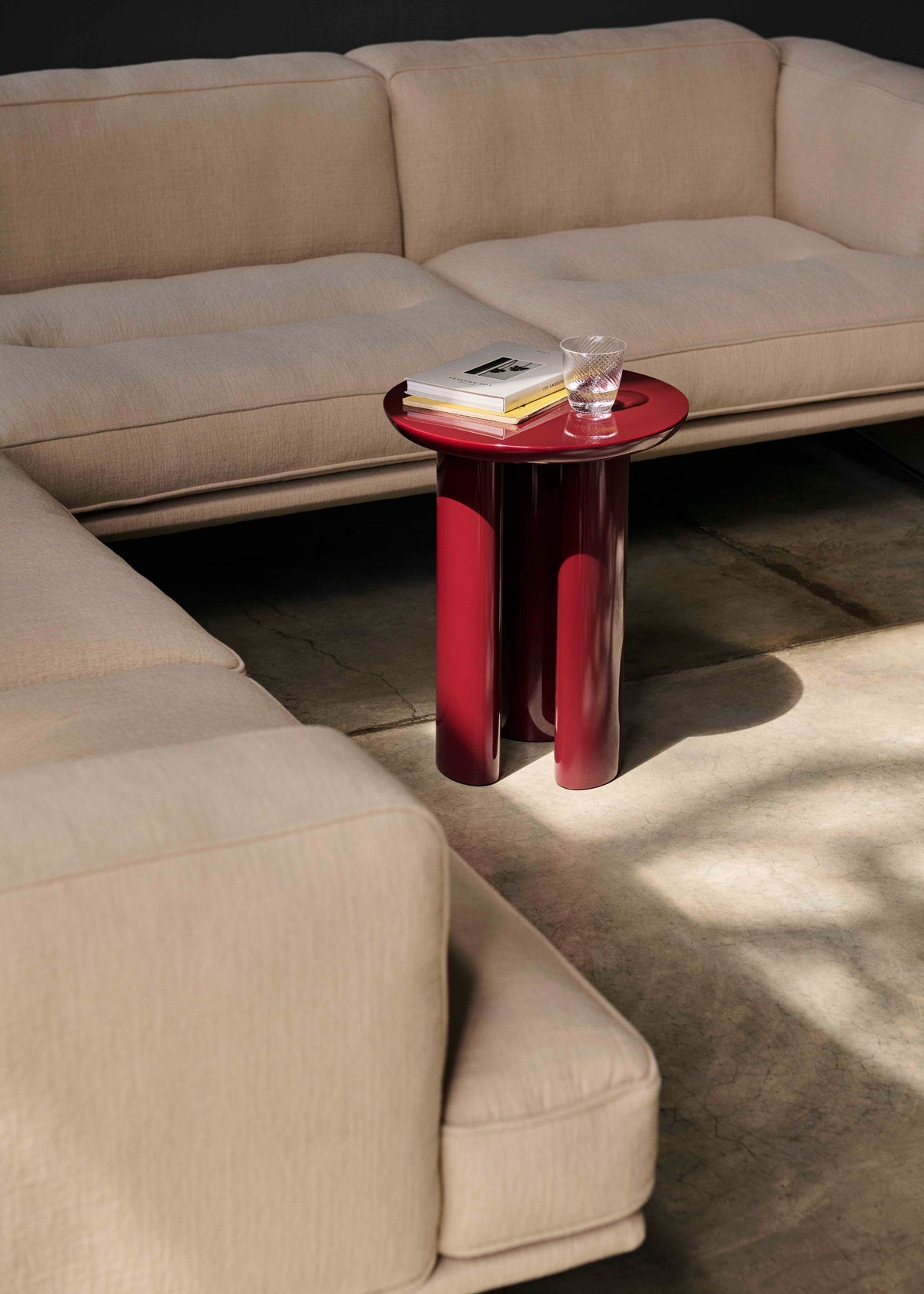 Symmetrical sofa INLAND AV41 upholstered with an aluminum base