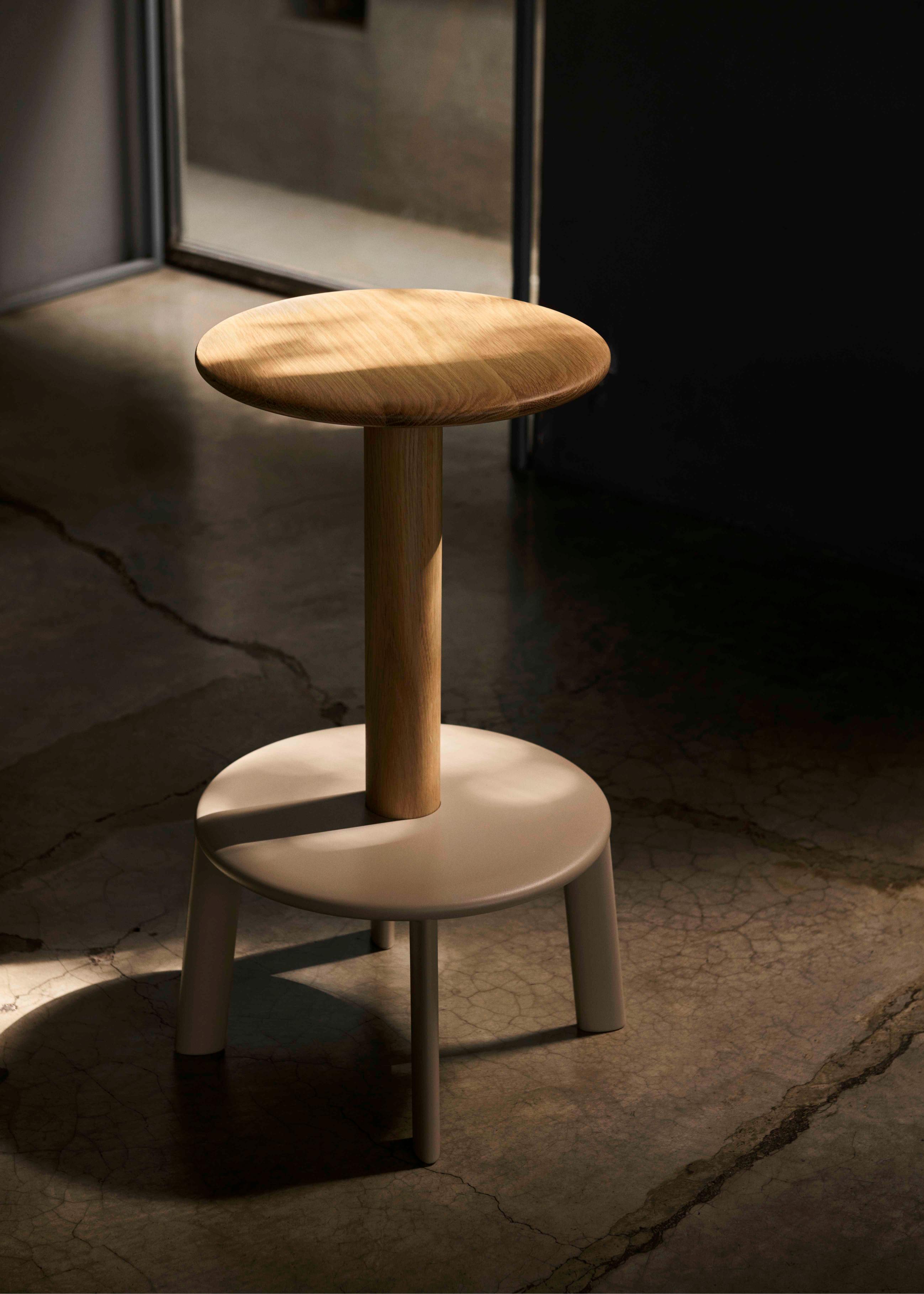 MASSIF Stool in black lacquered oak with a steel base