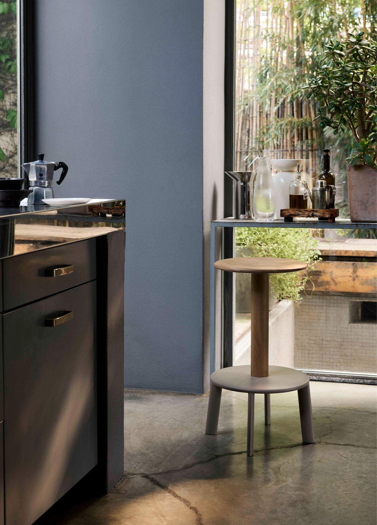 MASSIF Stool in black lacquered oak with a steel base