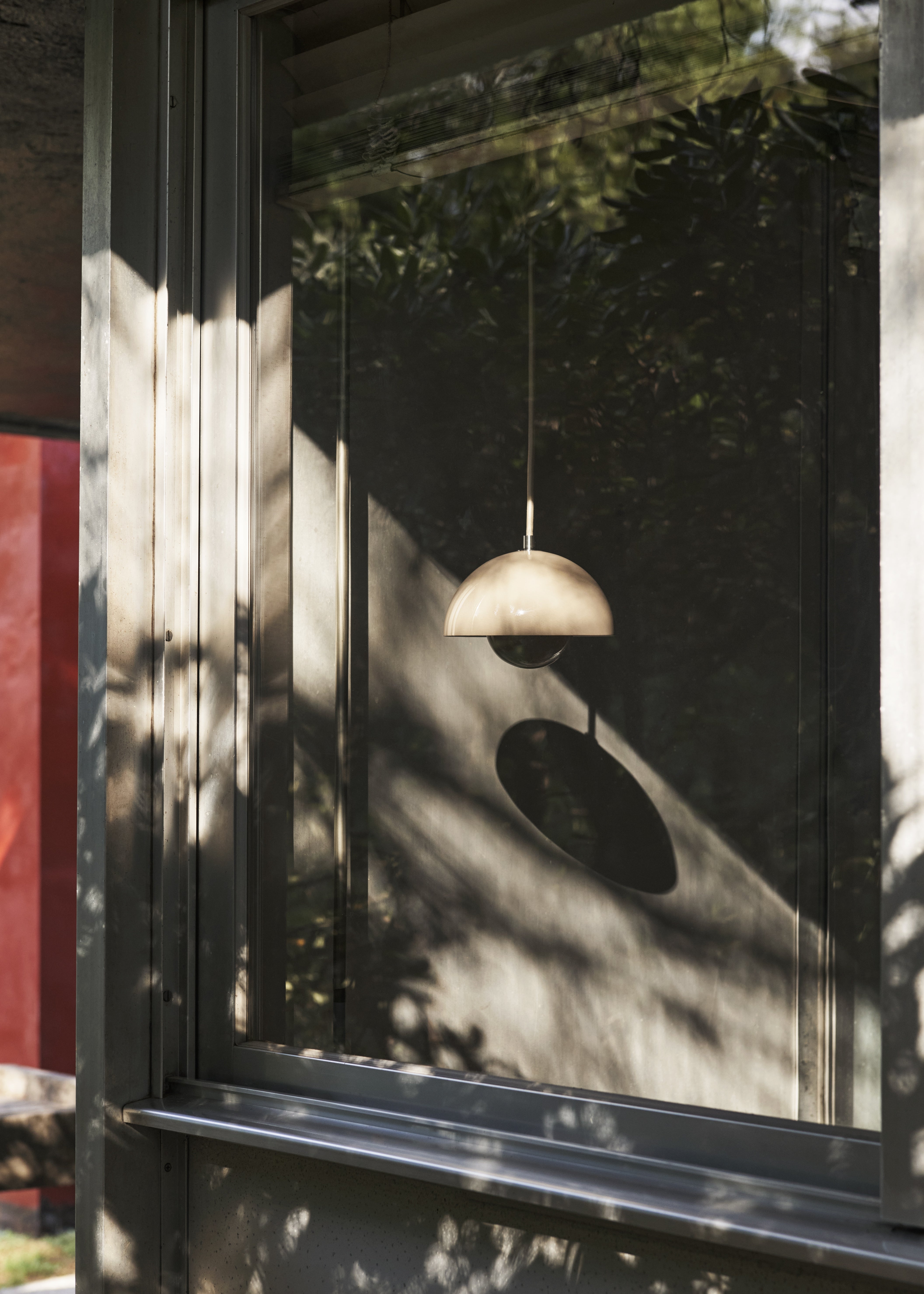 FLOWERPOT pendant lamp in gray-beige