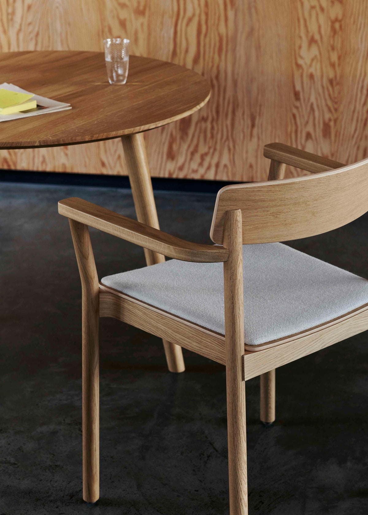 IN BETWEEN Round Table Smoked Oiled Oak