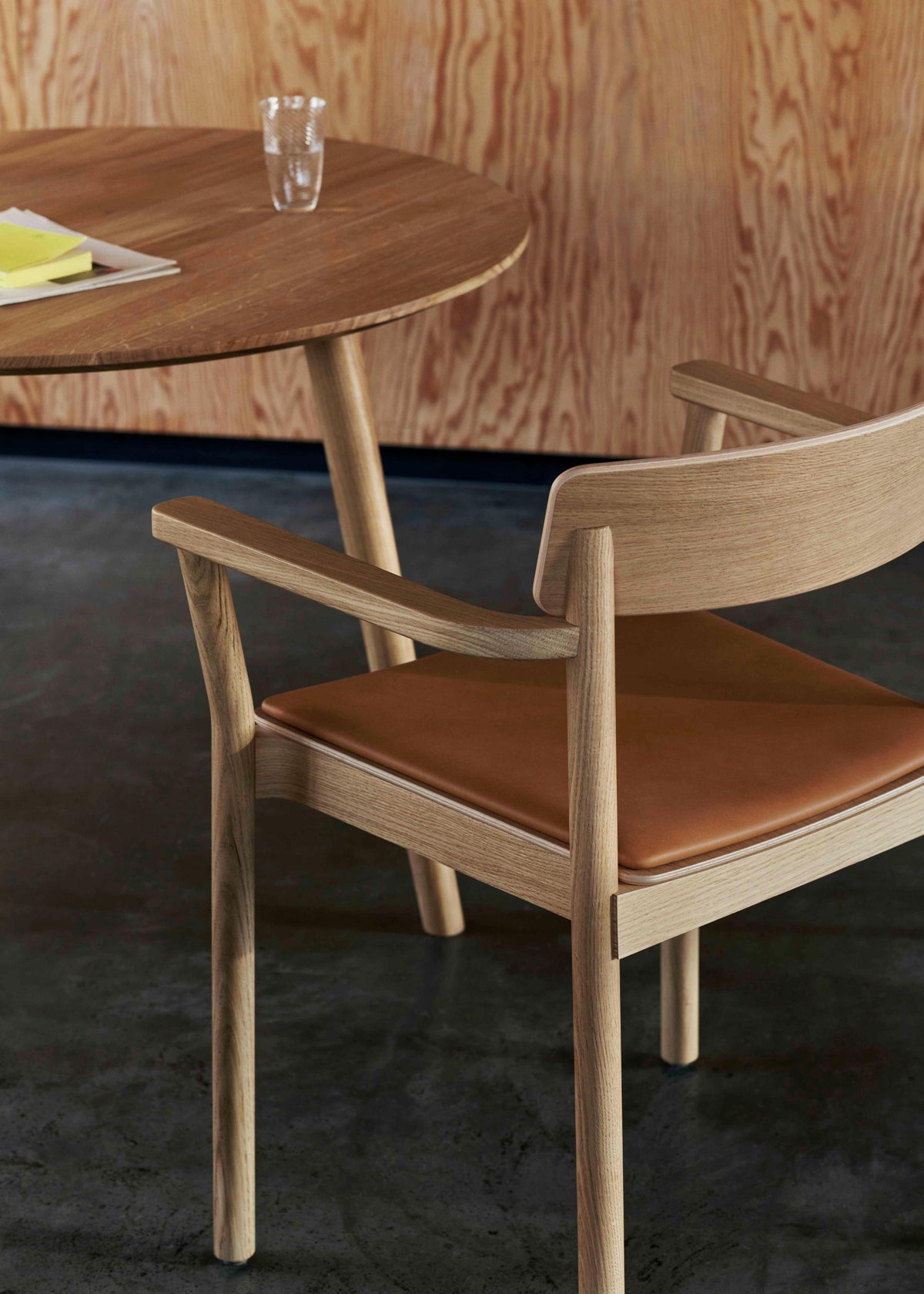 IN BETWEEN Round Table Smoked Oiled Oak
