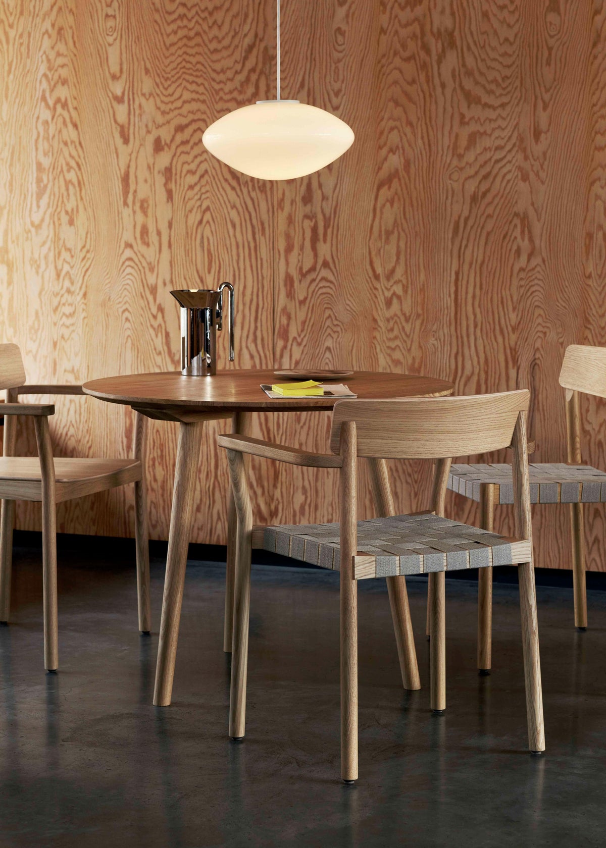 IN BETWEEN Round Table Smoked Oiled Oak