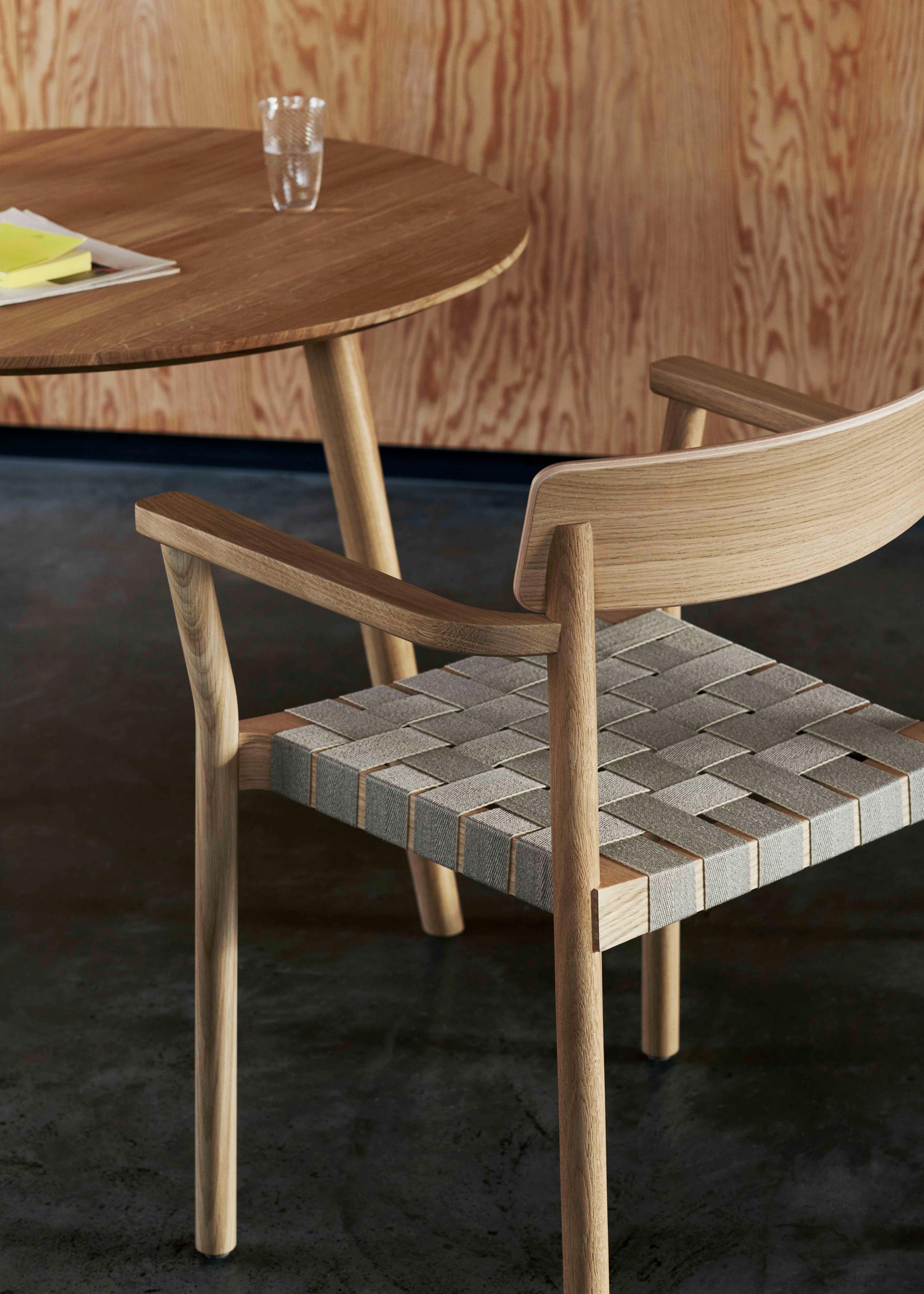 IN BETWEEN Round Table Smoked Oiled Oak