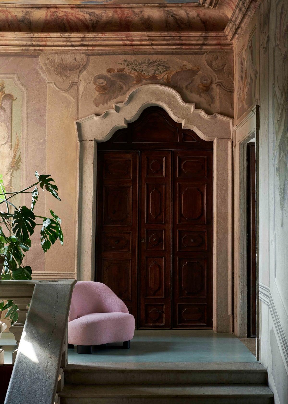 MARGAS LC1 Armchair upholstered with an oak base