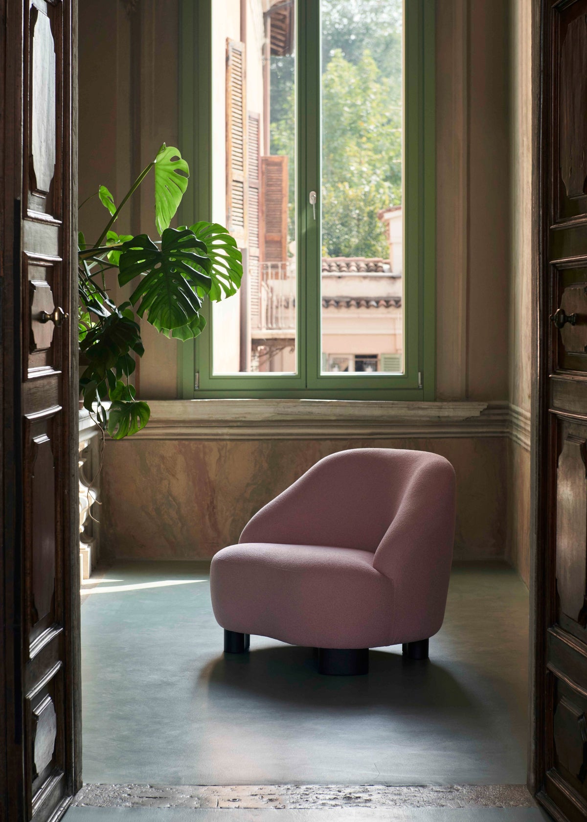 MARGAS LC1 Armchair upholstered with an oak base