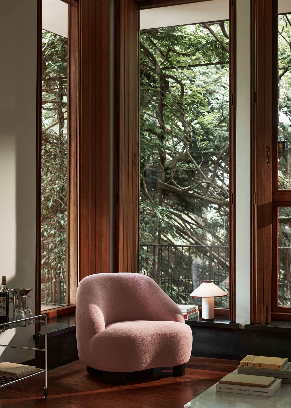 MARGAS LC1 Armchair upholstered with an oak base