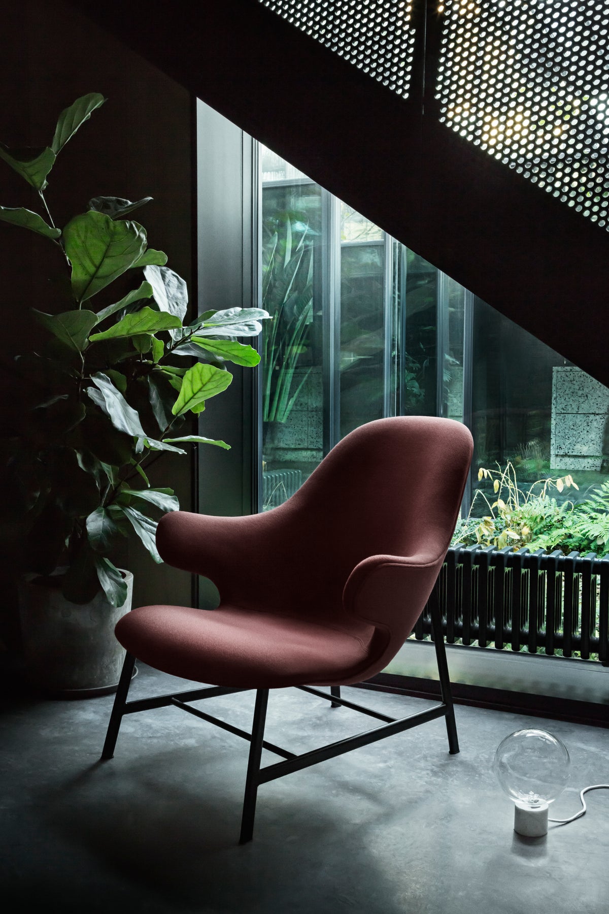 CATCH JH13 upholstered armchair with a black base