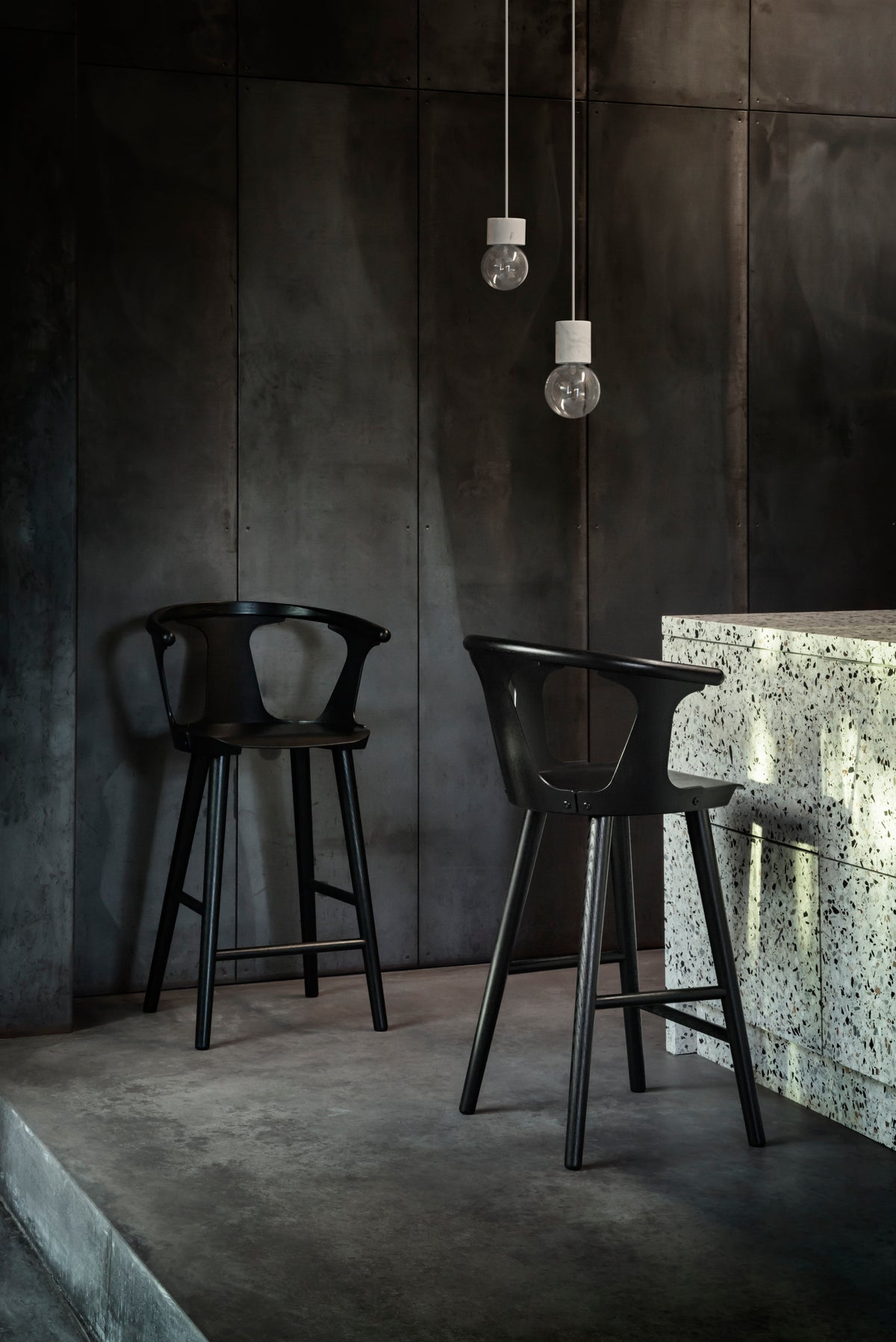 IN BETWEEN Stool black lacquered oak
