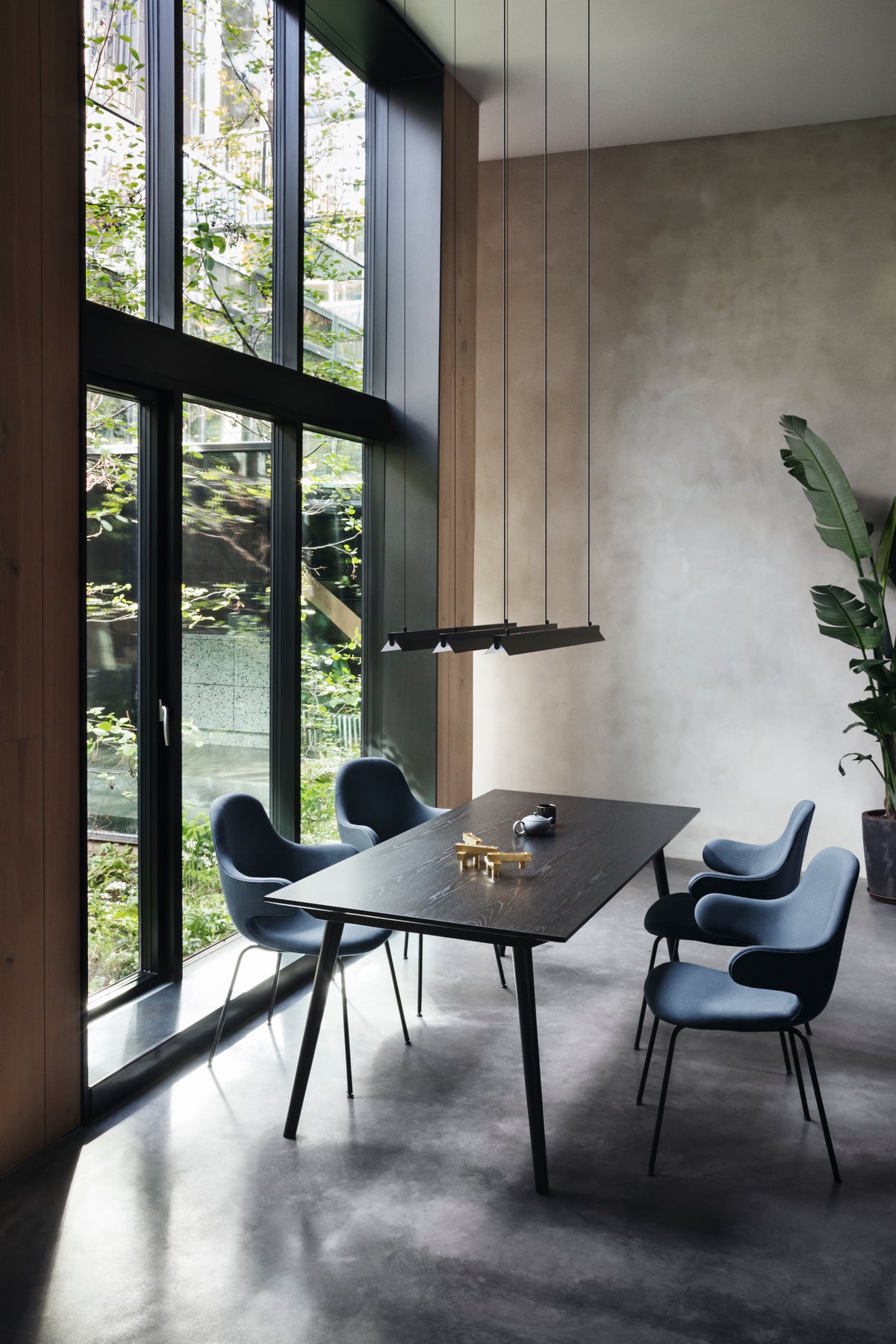 CATCH JH15 upholstered chair with a black steel base