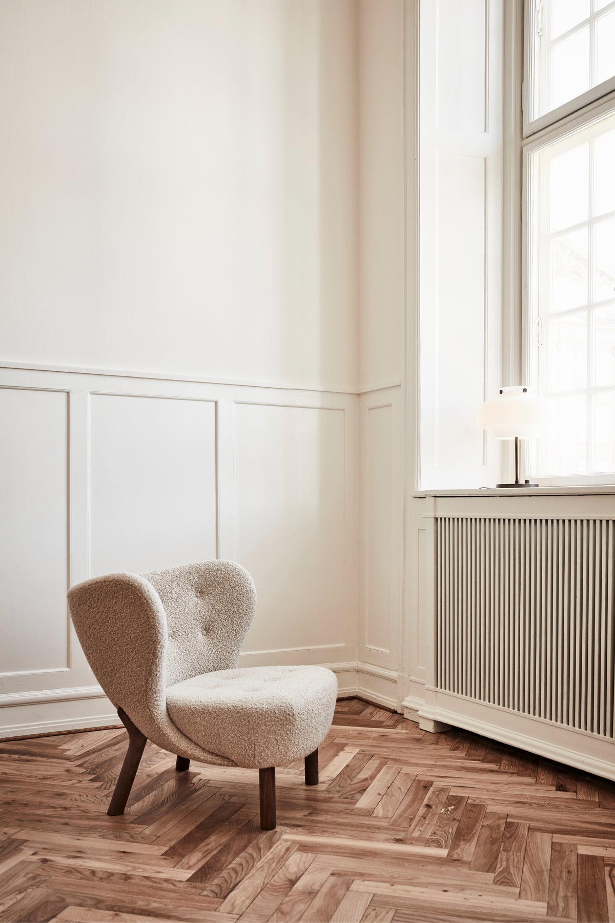 LITTLE PETRA VB1 upholstered armchair with an oak base