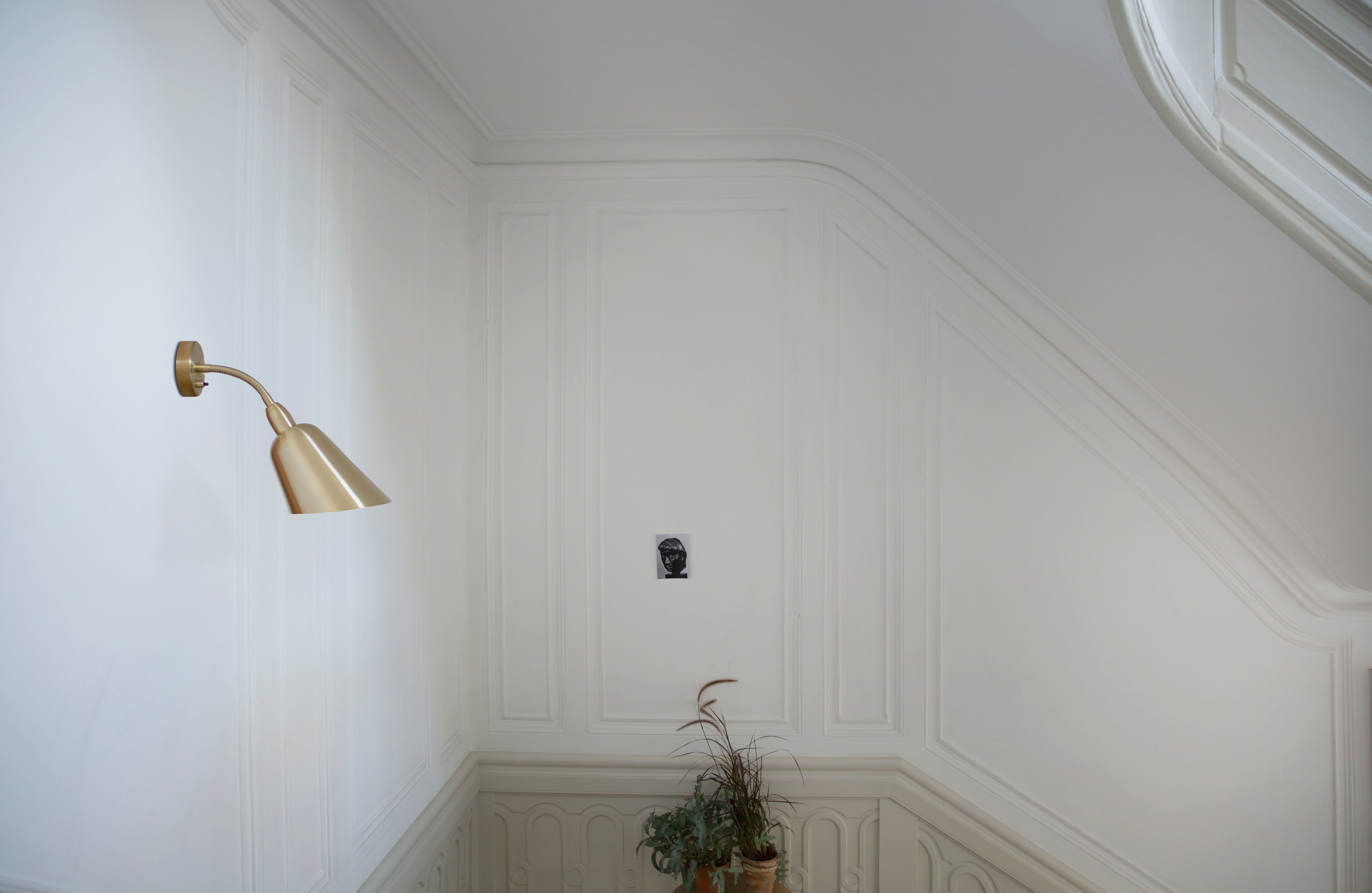BELLEVUE AJ9 wall lamp in black with brass finish