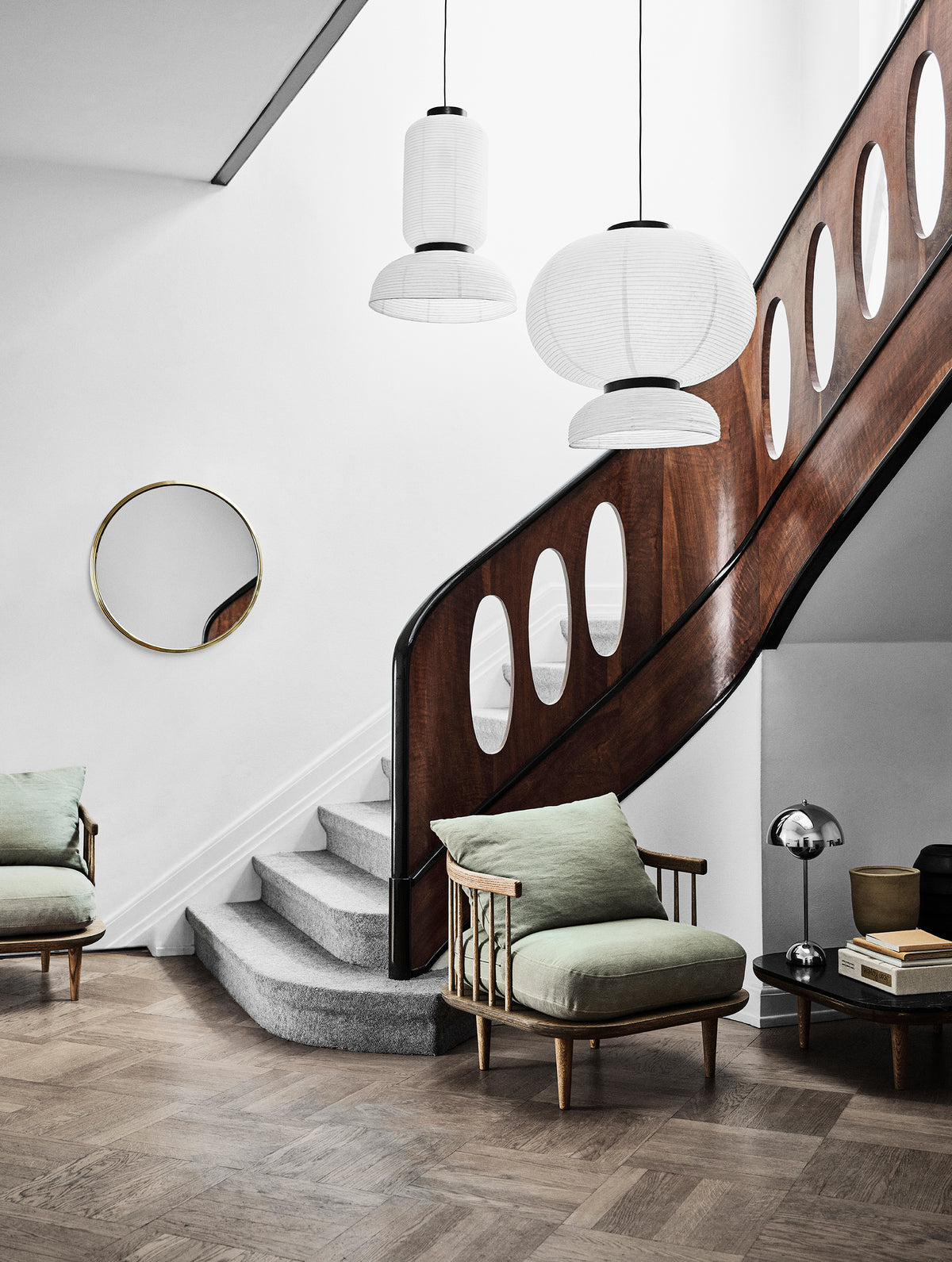 Round wall mirror SILLON with a brass frame