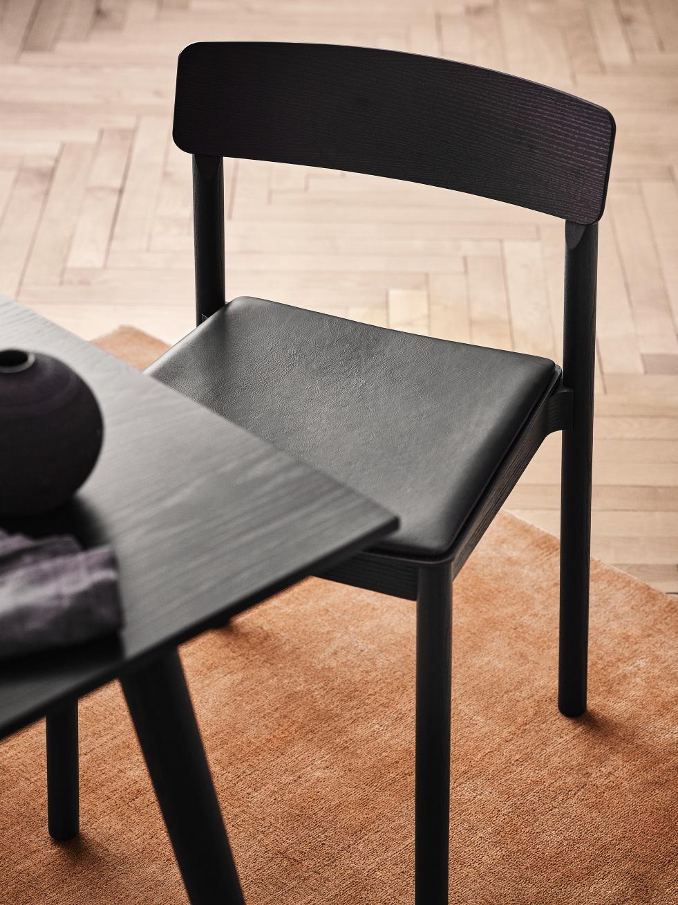 IN BETWEEN table black lacquered oak