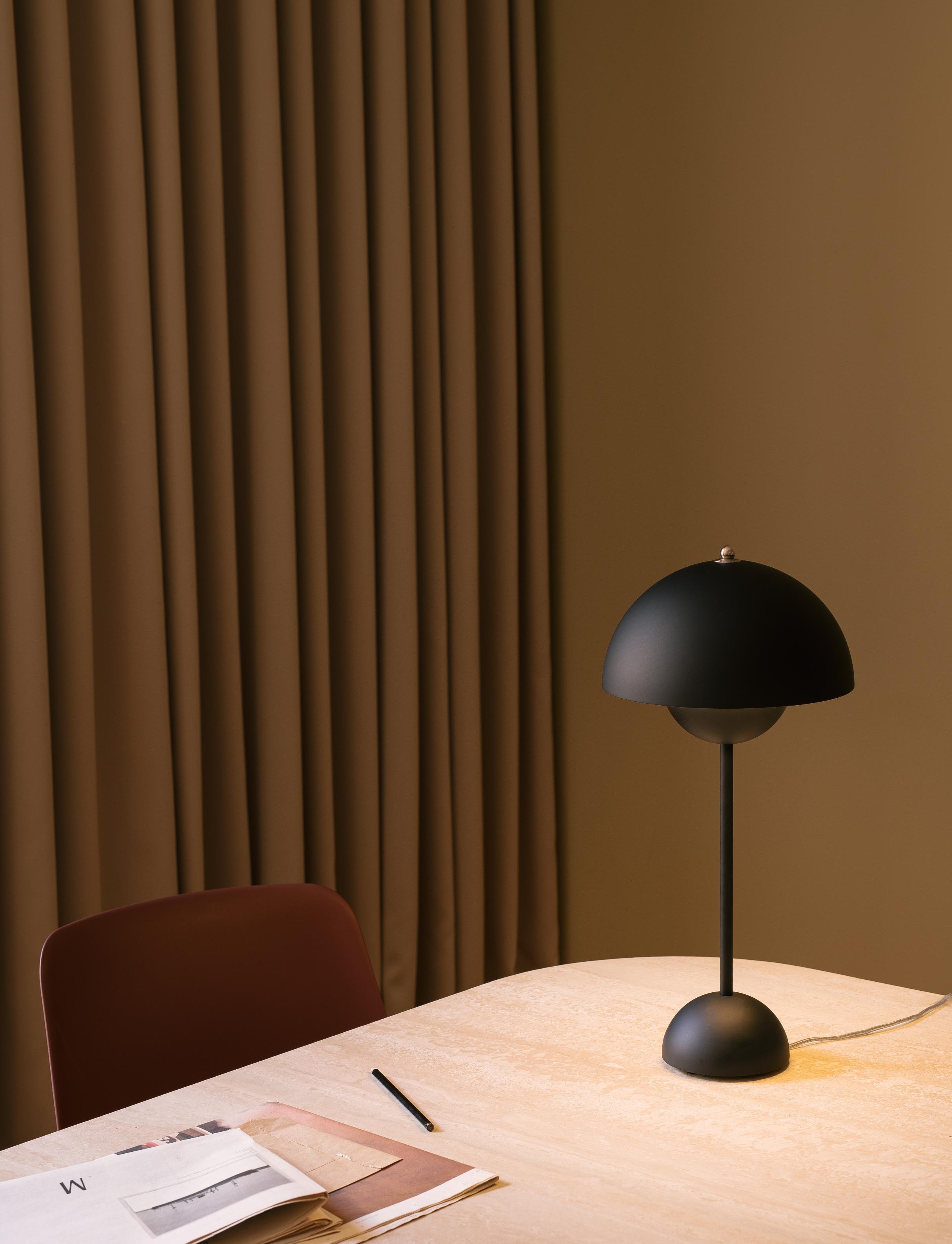 FLOWERPOT VP3 Table Lamp in Matte Black